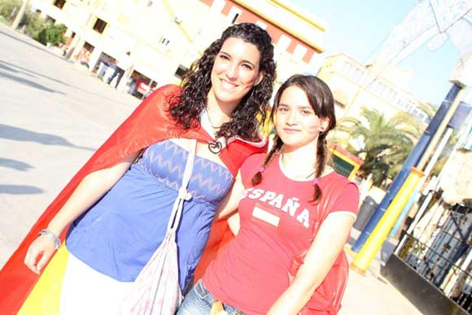 Dos chicas dispuestas a vivir el partido de España

Foto: Vanessa Perez/J.M.Q.
