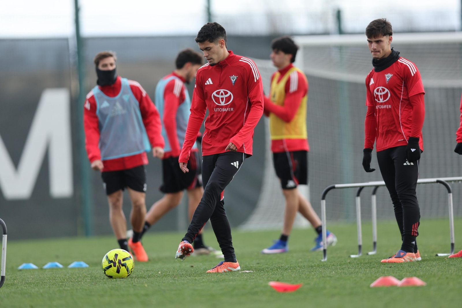 Jorge Cabello toca el balón durante el entrenamiento de este viernes del Mirandés.