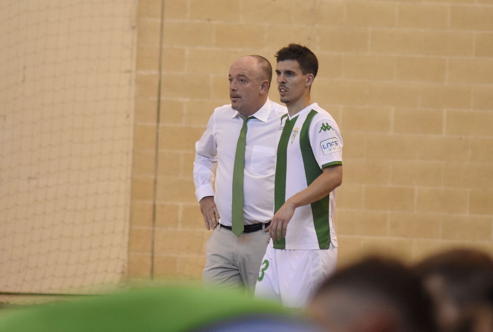 Macario da instrucciones a Keko durante un partido de esta temporada.