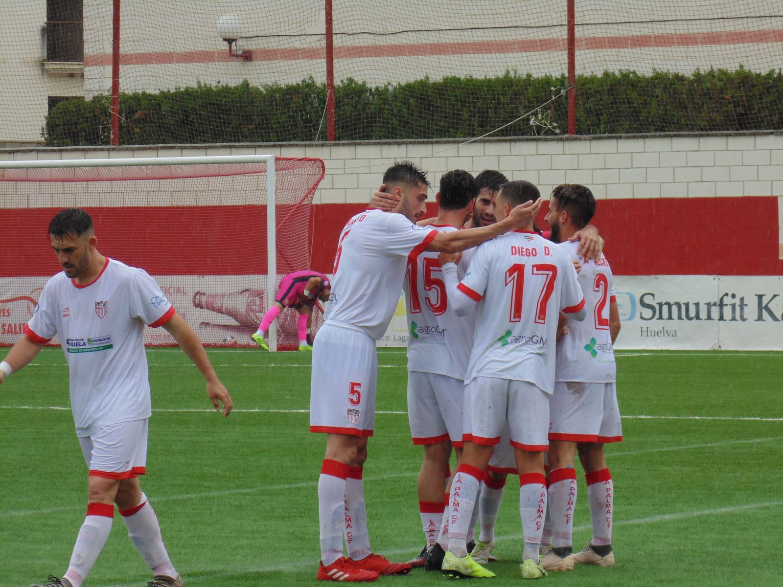 Los jugadores de La Palma celebran uno de los goles anotados ante el Conil.
