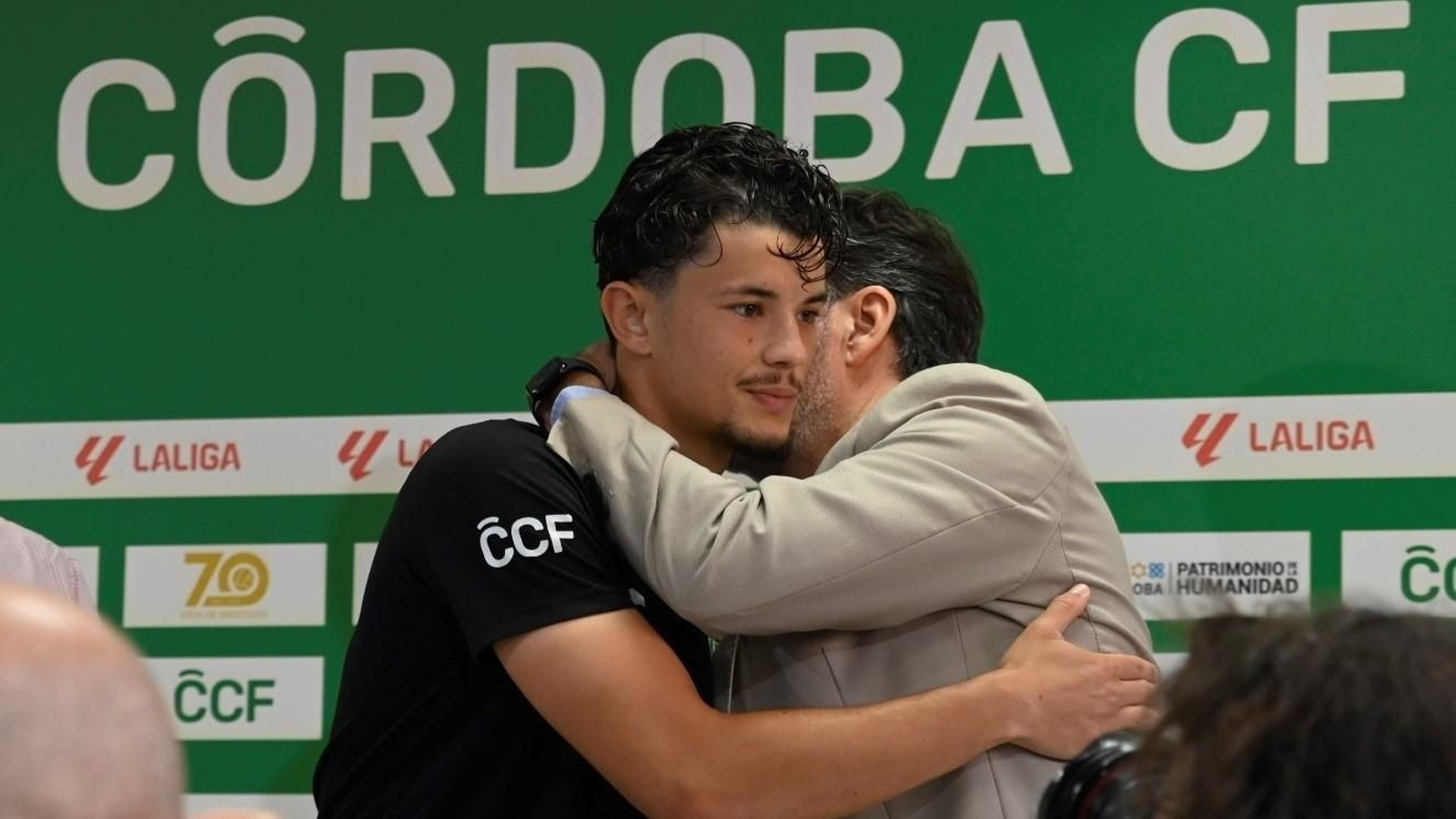 Antonio Fernández Monterrubio, CEO del Córdoba CF, abraza a Jude Soonsup-Bell el día de su presentación.