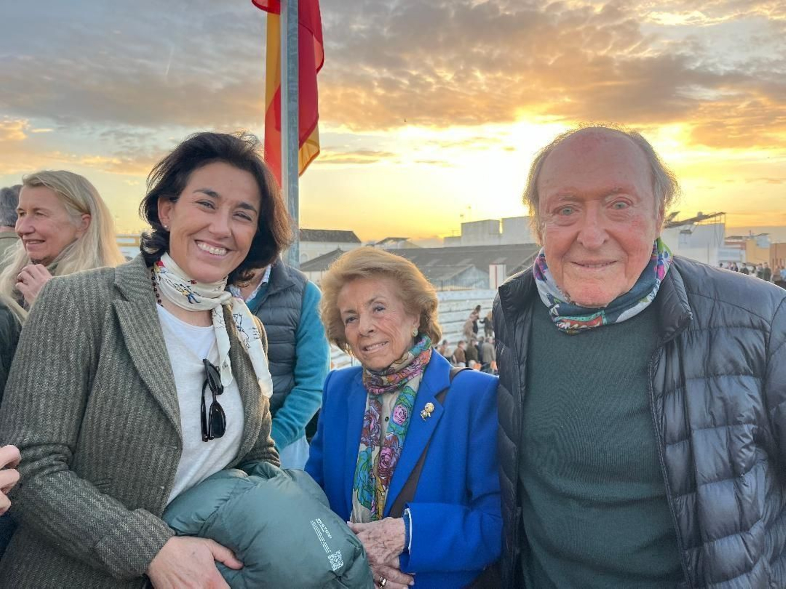 Elma Caballero, Pilar Crespí de Valladaura y Tomás Terry, durante la novillada con picadores en la plaza de toros.