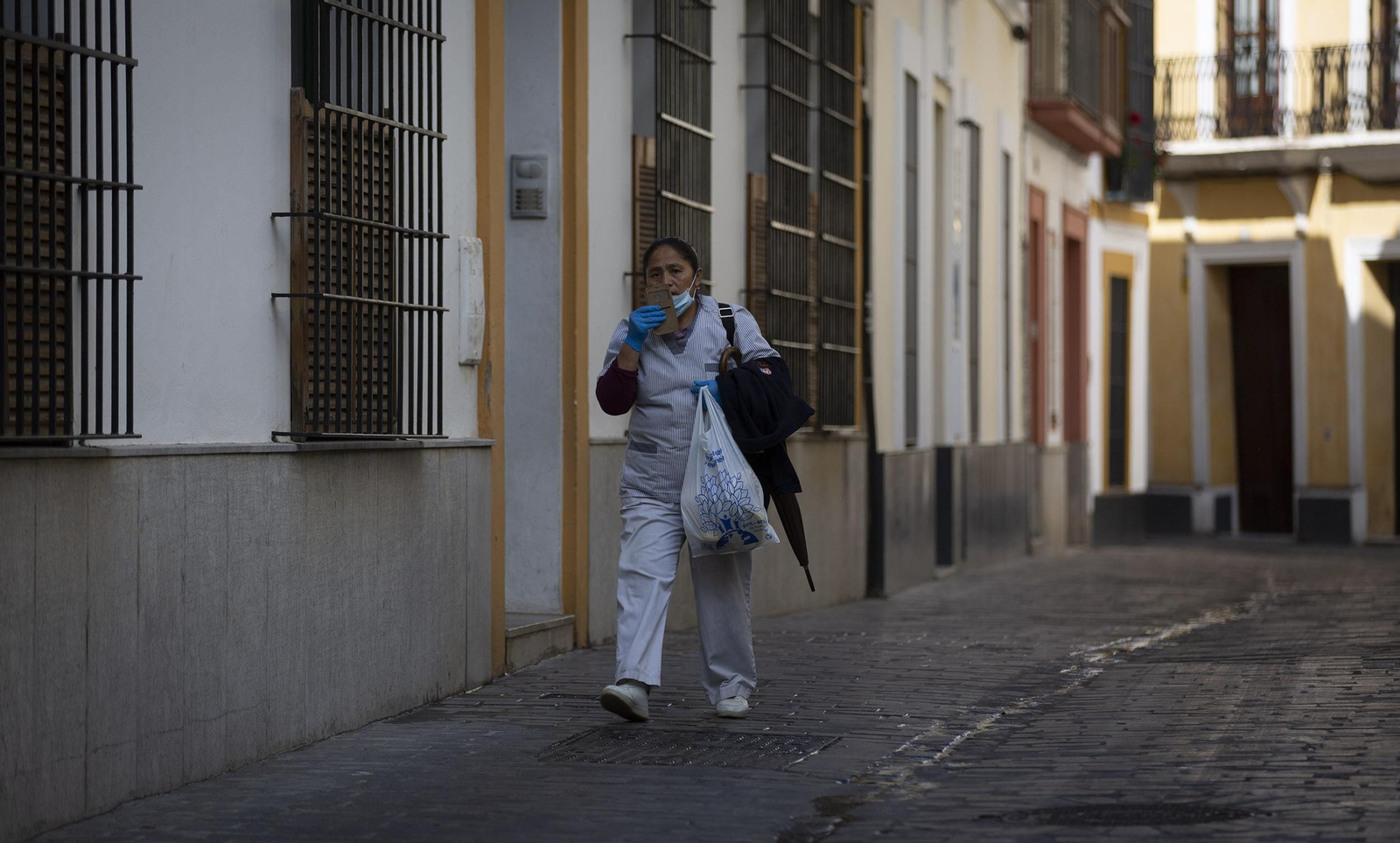 Coronavirus: Las imágenes del segundo día laboral de cuarentena en Sevilla