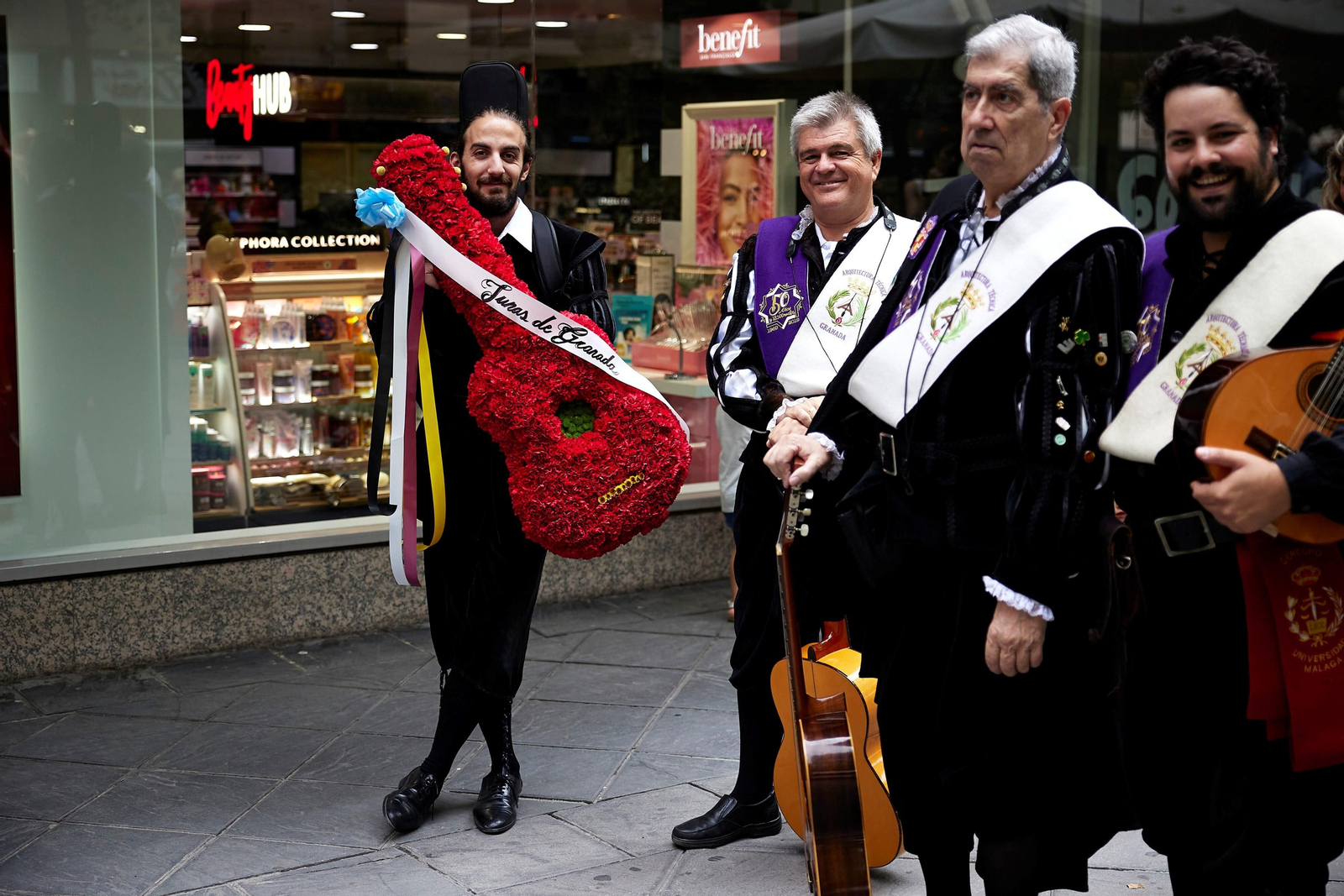 Granada se vuelca con la ofrenda floral en la Basílica de la Virgen de las Angustias