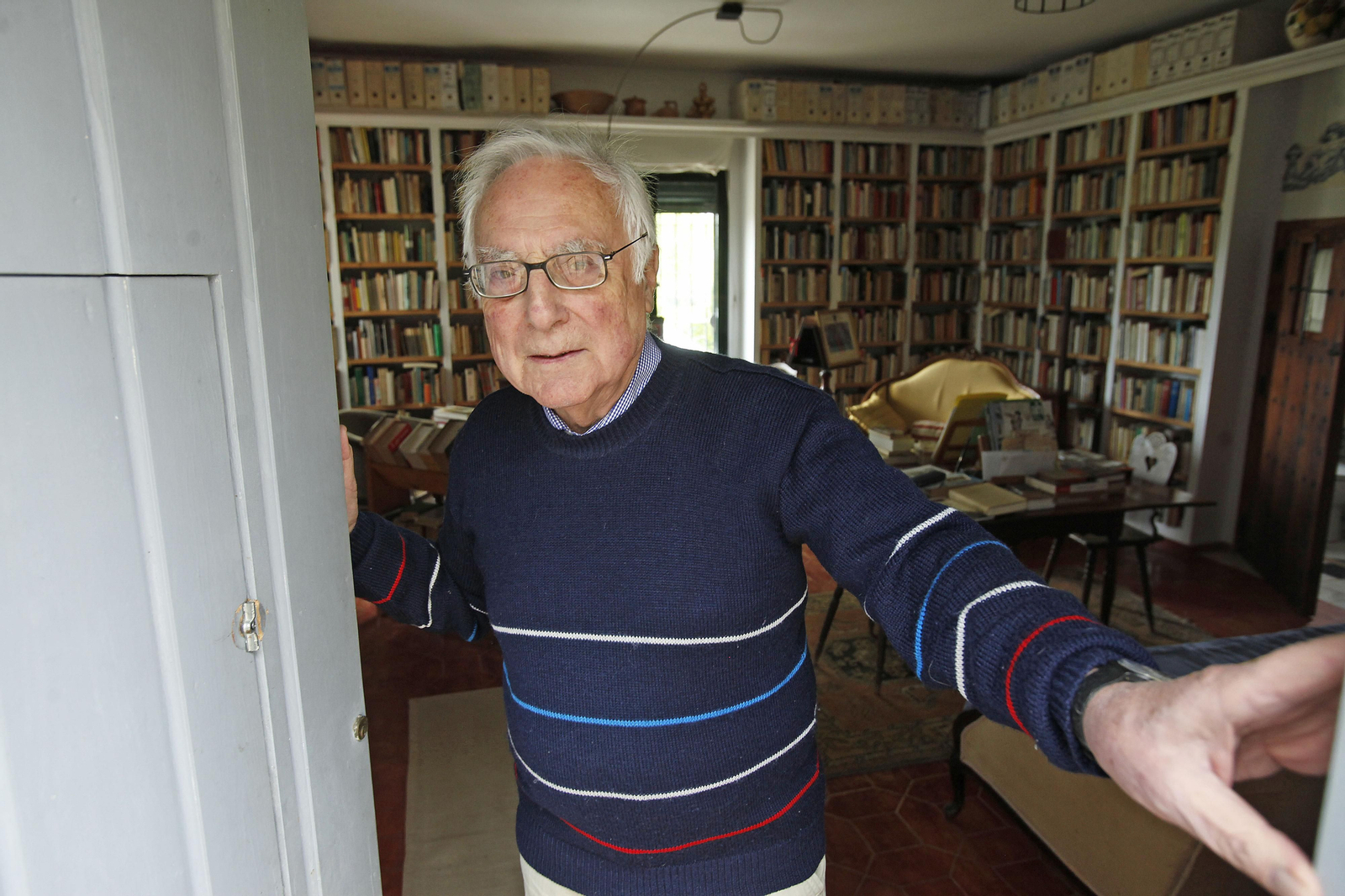 El escritor Aquilino Duque abriendo las puertas de Viñamarina.