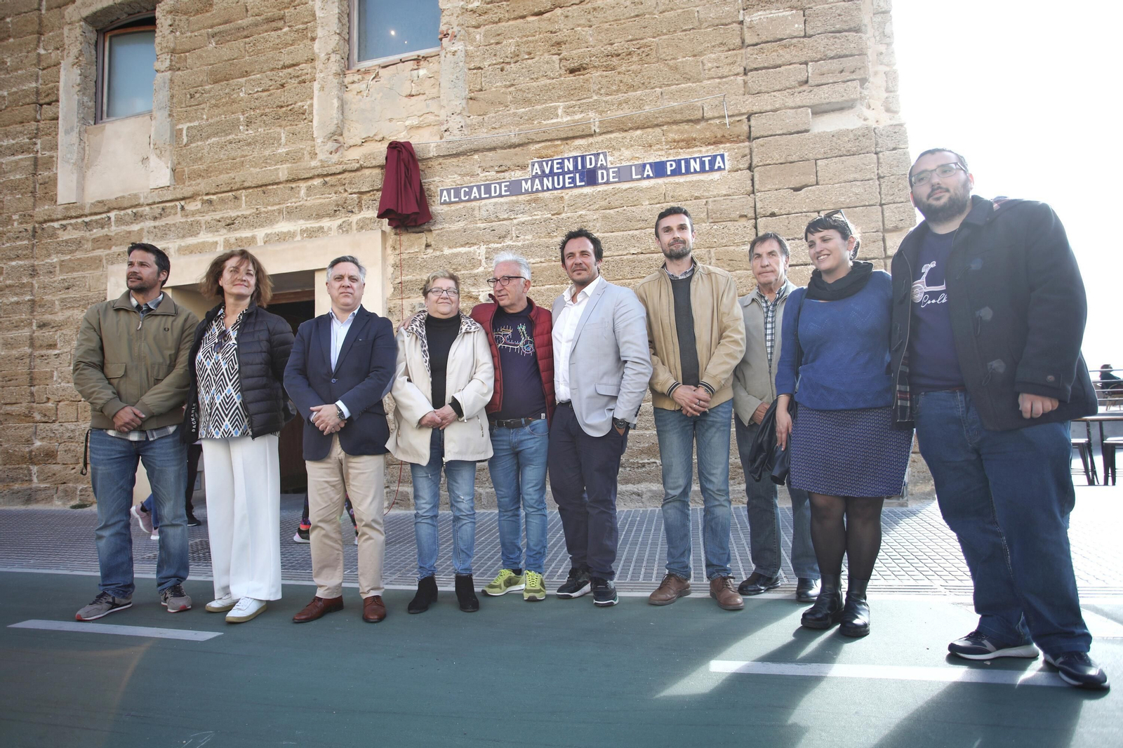 Kichi, con los familiares del alcalde Manuel de la Pinta, varios concejales de Adelante Cádiz, el PSOE, y C's y  Antonio Chico., en su avenida.