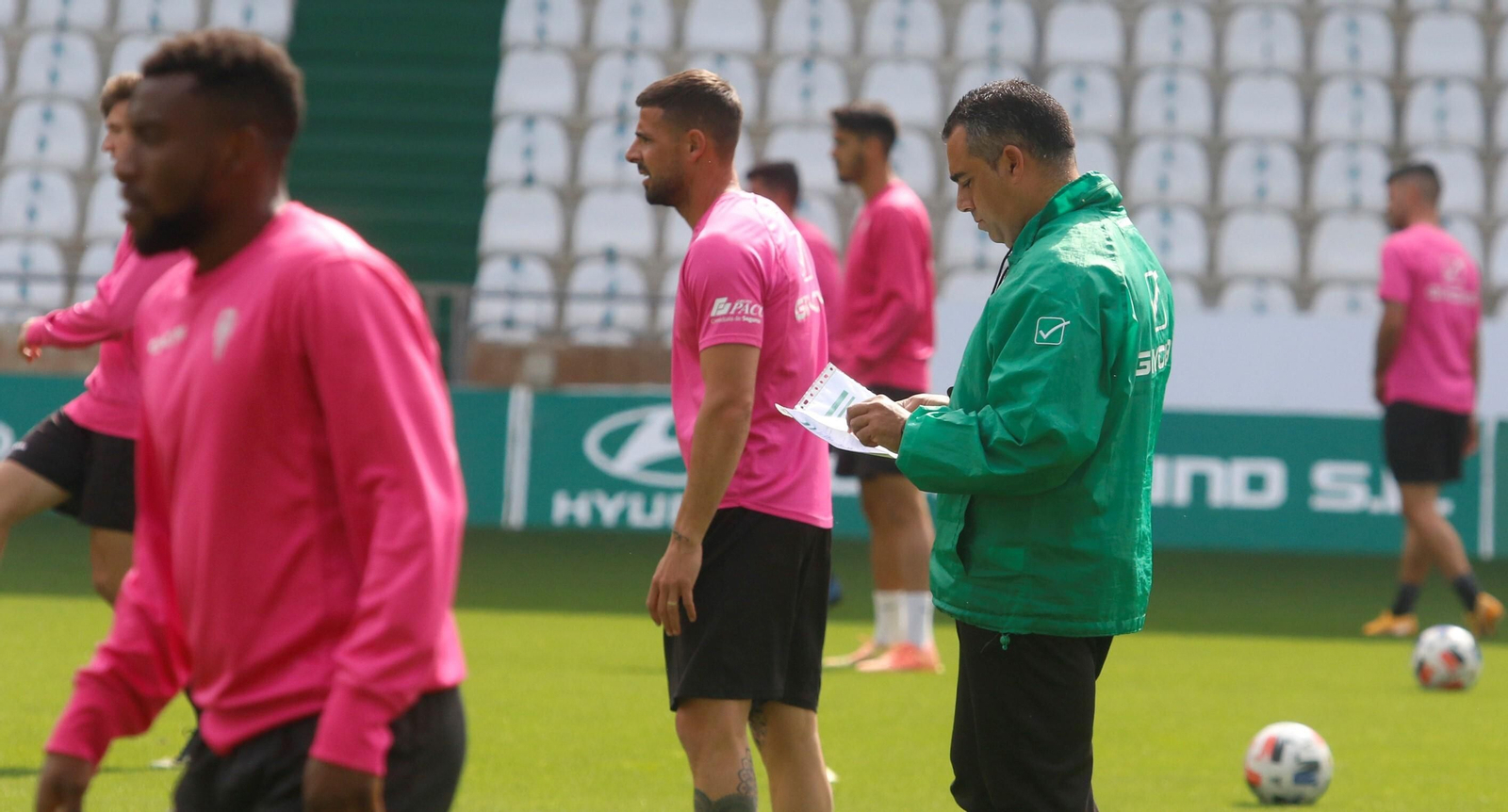 Germán Crespo, con Xavi Molina a su lado, consulta sus notas en su primer entrenamiento al frente del Córdoba CF. Germán Crespo, con Xavi Molina a su lado, consulta sus notas en su primer entrenamiento al frente del Córdoba CF.