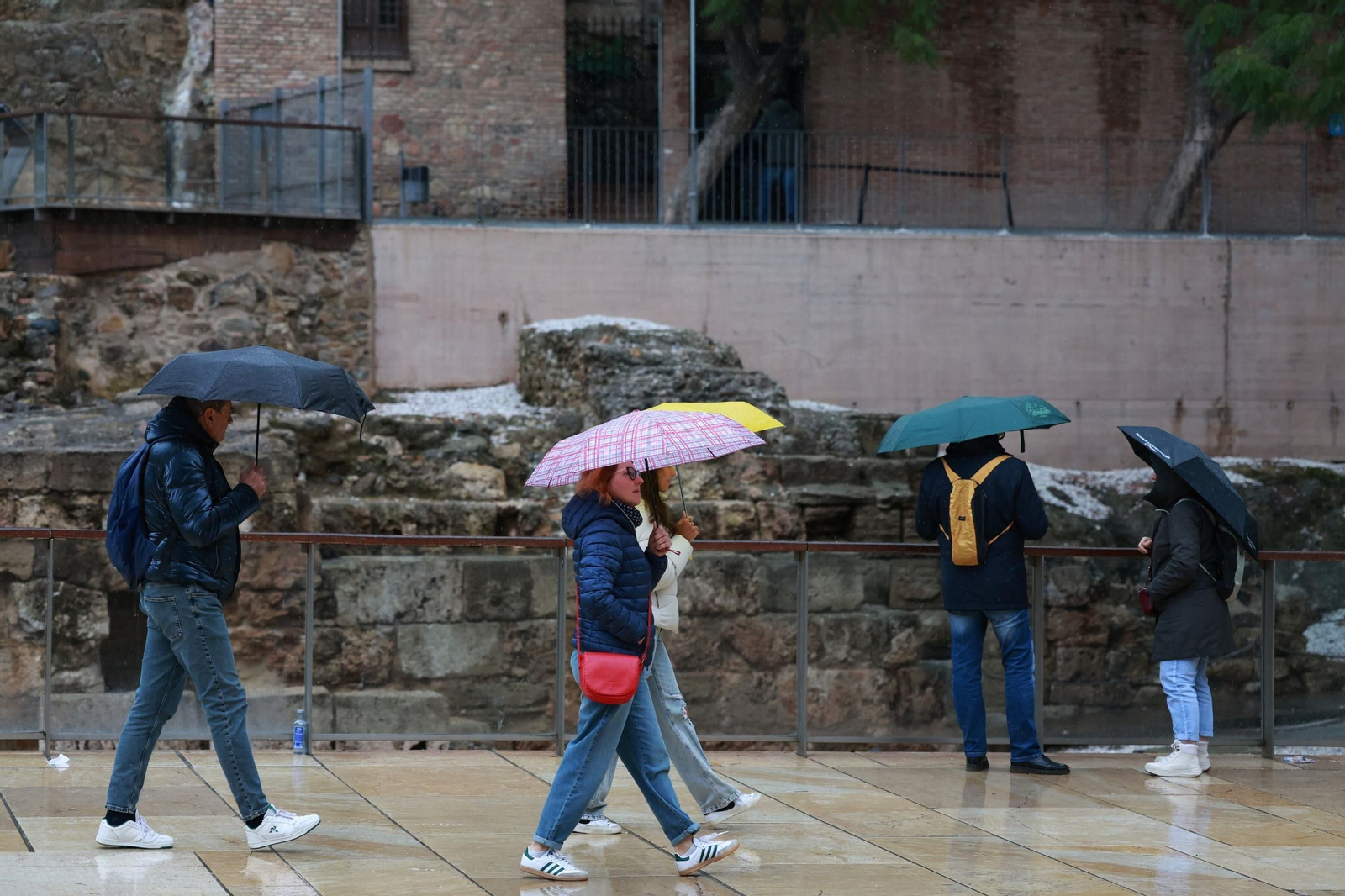 Una imagen de gente con paraguas en Málaga capital.