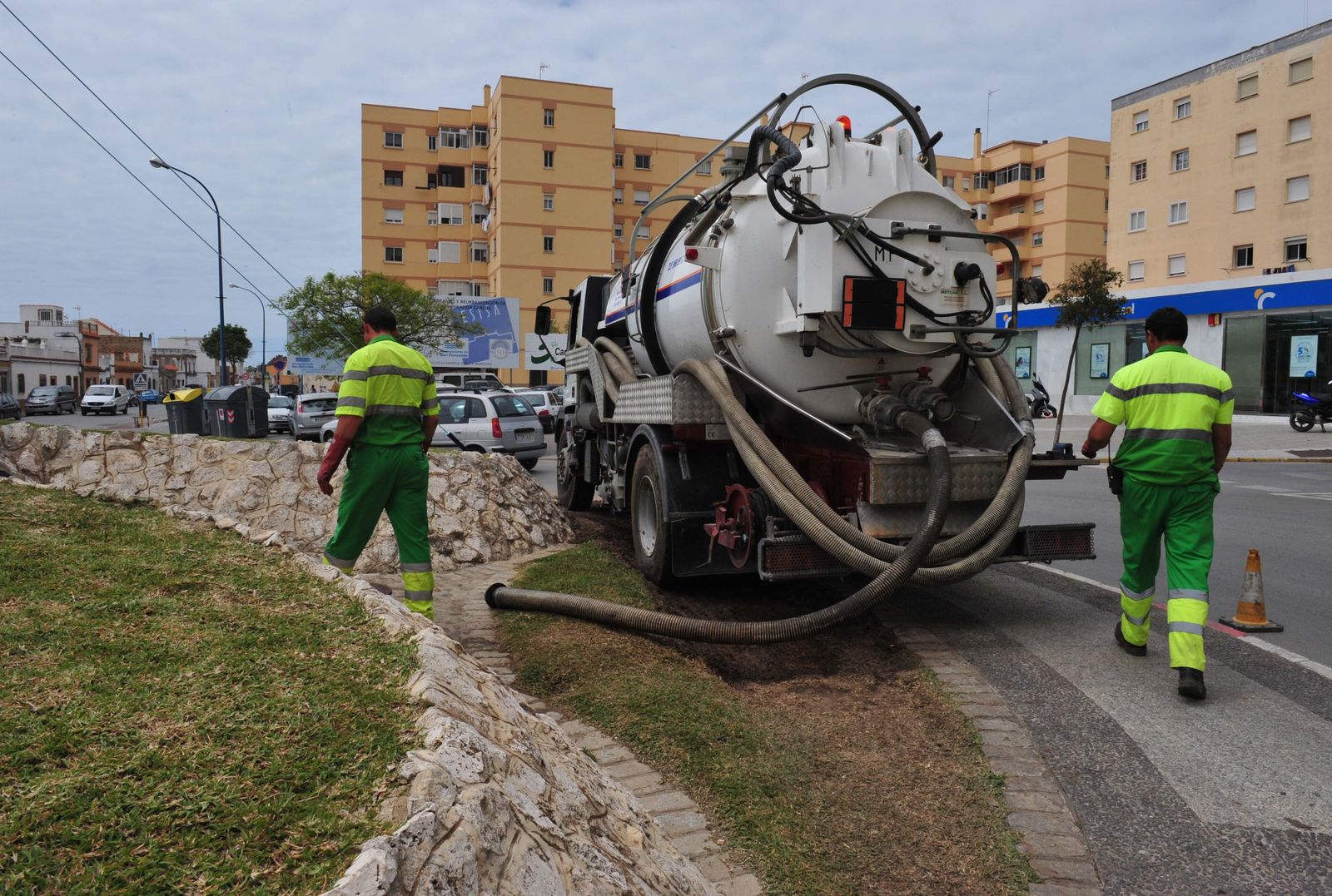 Trabajadores del servicio de alcantarillado, en una imagen de archivo