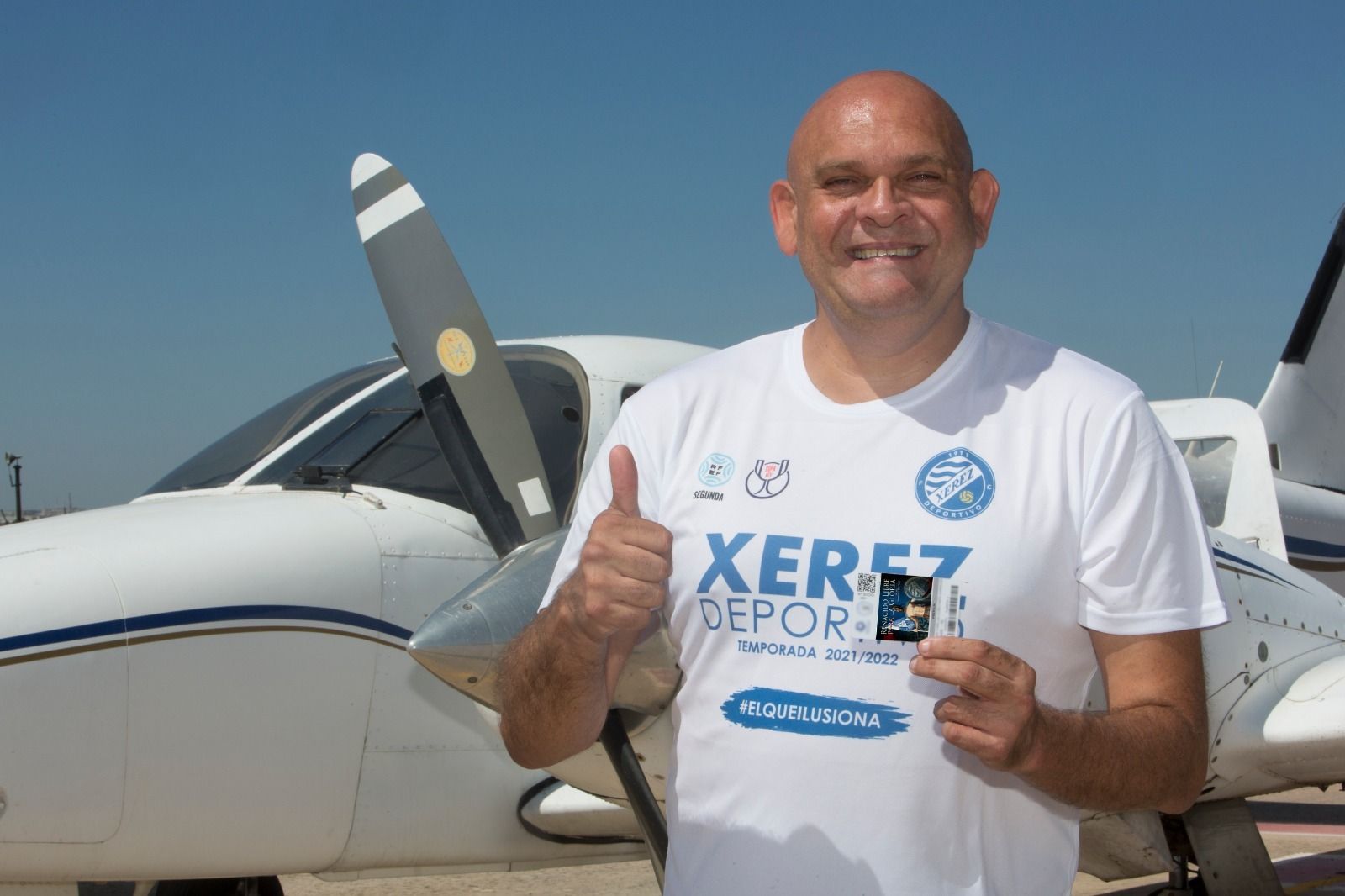 Luis Lara posa con su carné de abonado número 1.000.