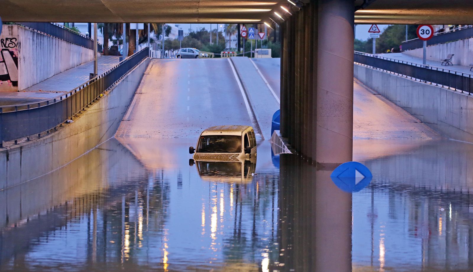 Uno de los muchos vehículos que quedaron atrapados en pasos subterráneos, en este caso el que conecta la avenida Voltaire con la Caballero Bonald en la zona norte de la ciudad.