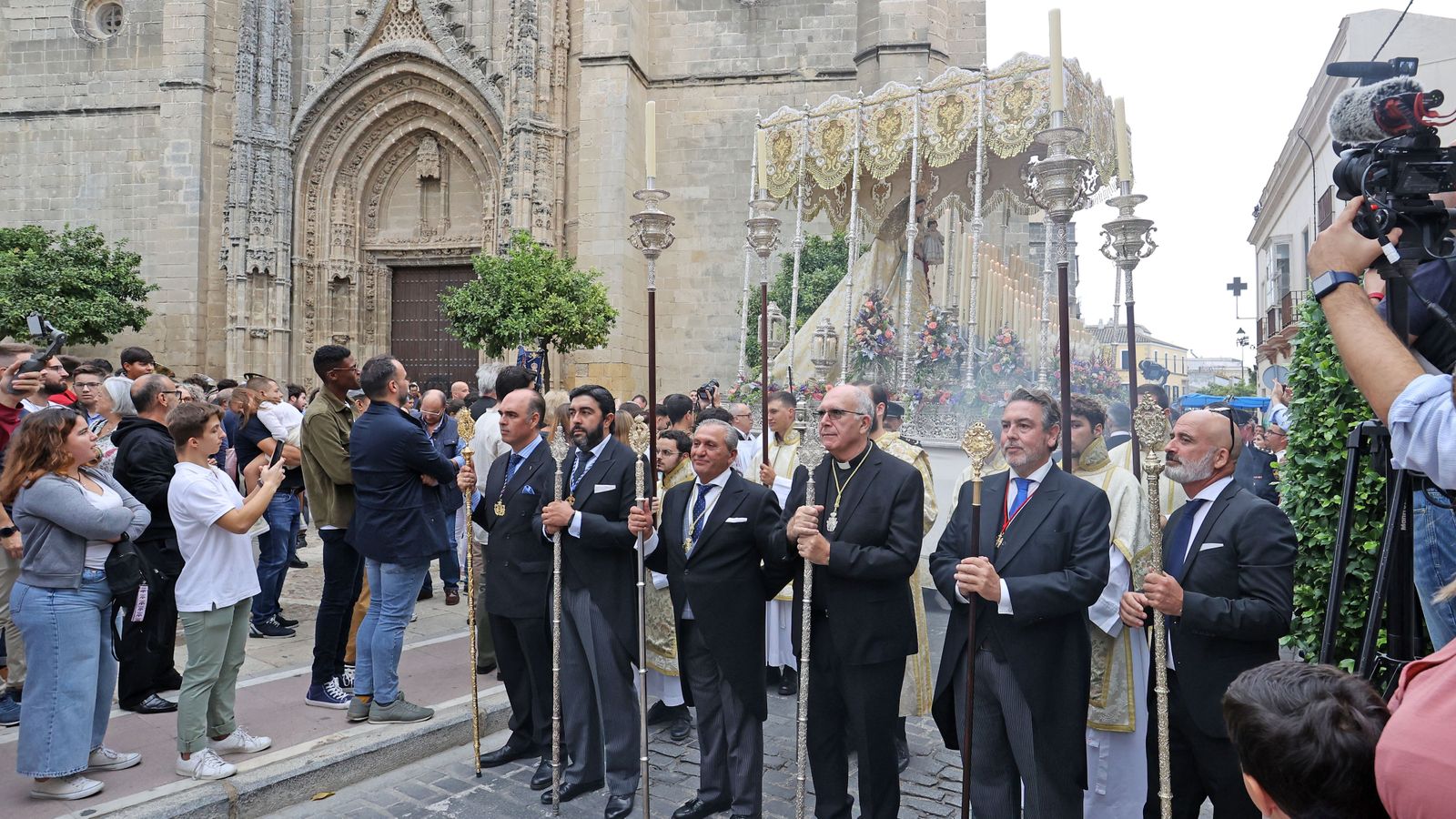 Procesión de Madre de Dios del Rosario de Capataces y Costaleros en Jerez