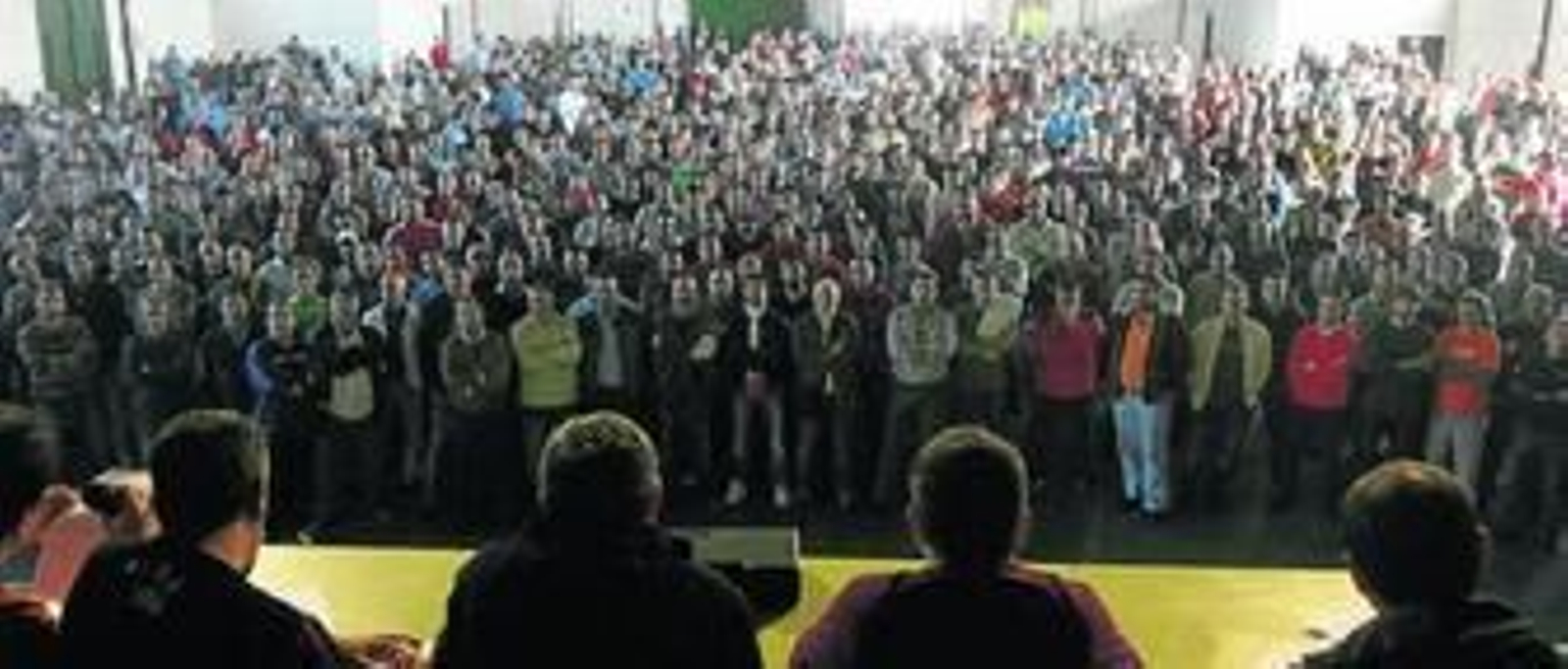 En primer plano, los representantes sindicales. Abajo, los mil ex trabajadores que ayer llenaron por completo la caseta municipal de Puerto Real.