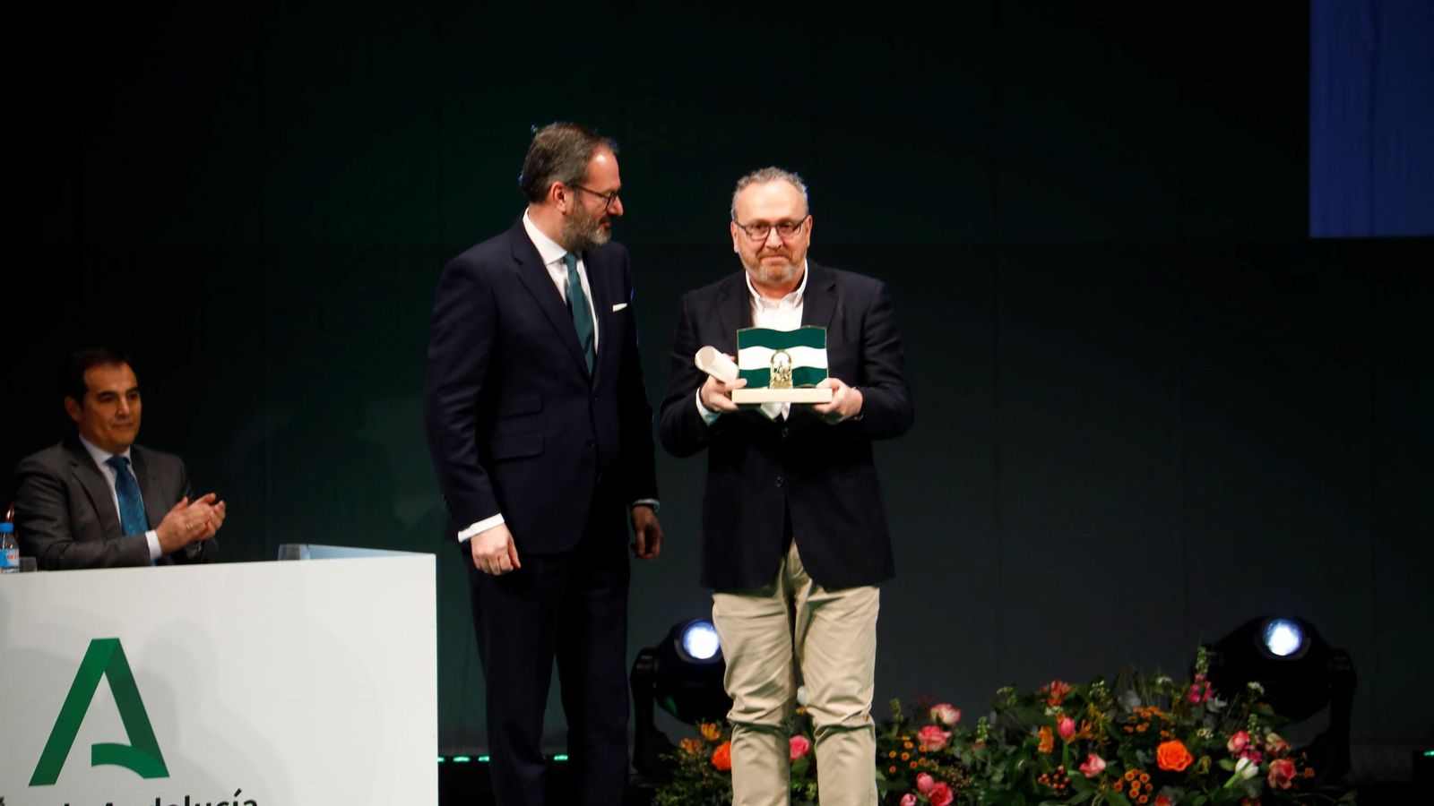 El responsable de Aperfosa recibe la distinción. El responsable de Aperfosa recibe la distinción.