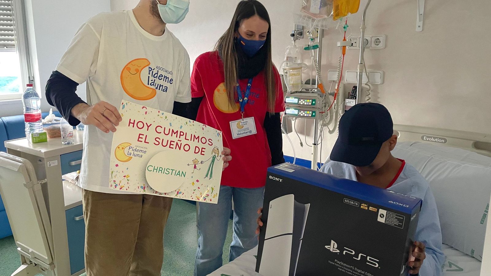 La entrega tuvo lugar en su habitación, donde voluntarios de la asociación entraron sin que él sospechara nada.