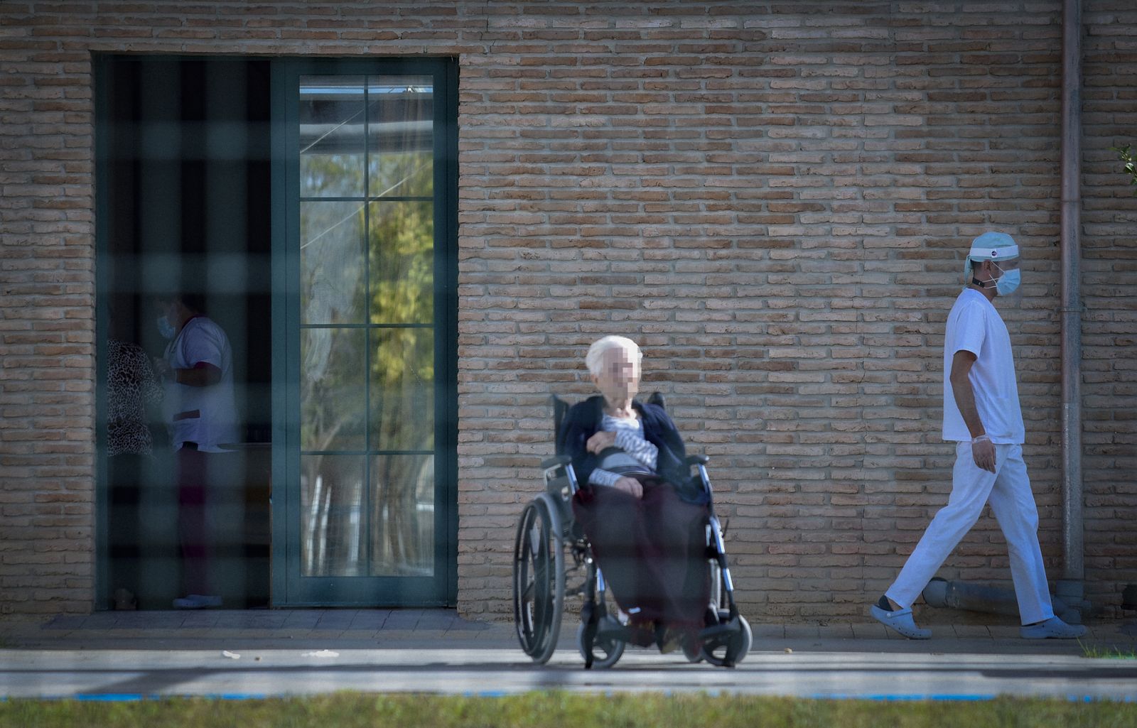 Una usuaria de una residencia de mayores en Écija.