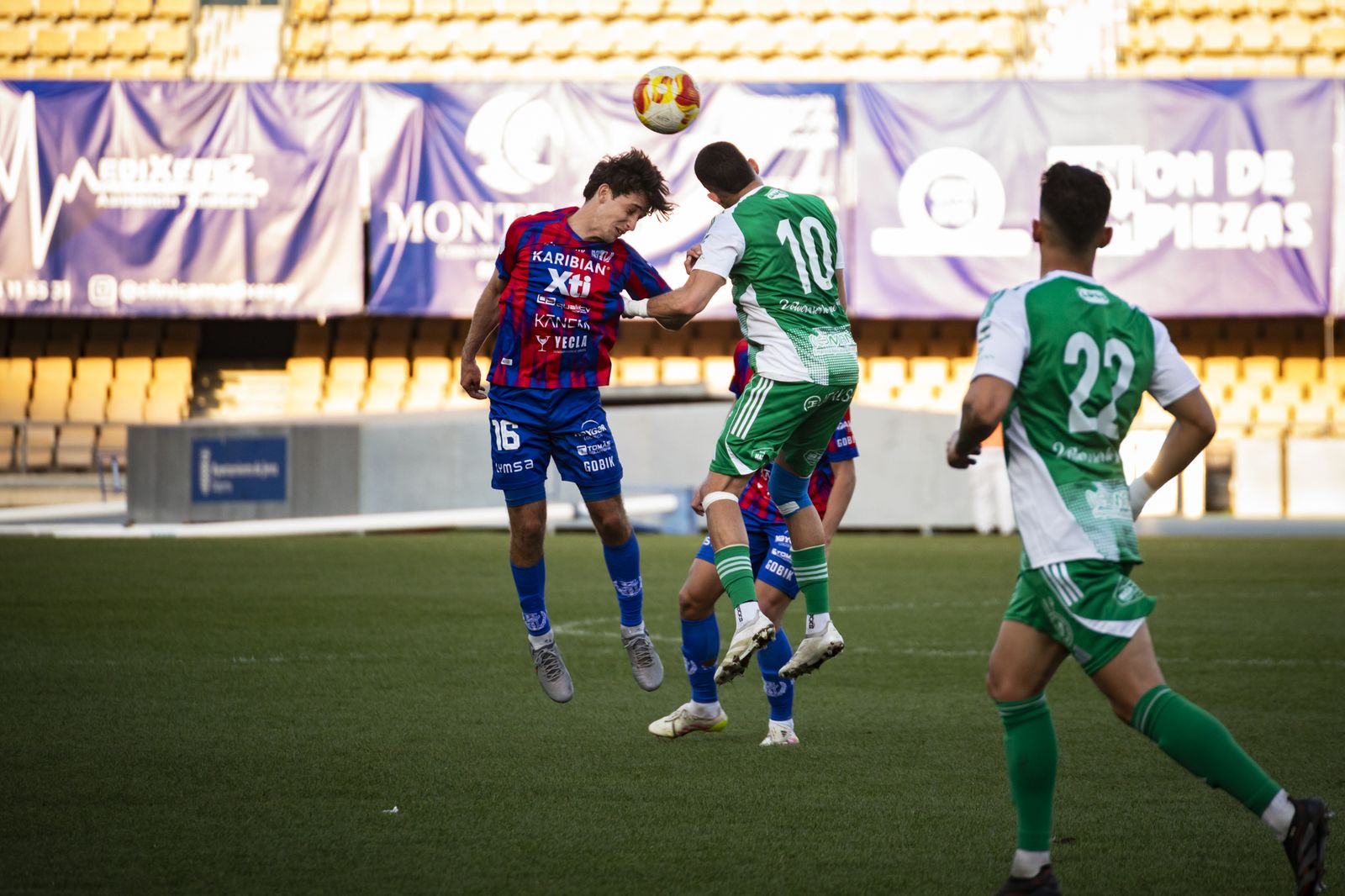 Imágenes del partido entre el Xerez CD y el Yeclano Deportivo en Chapín