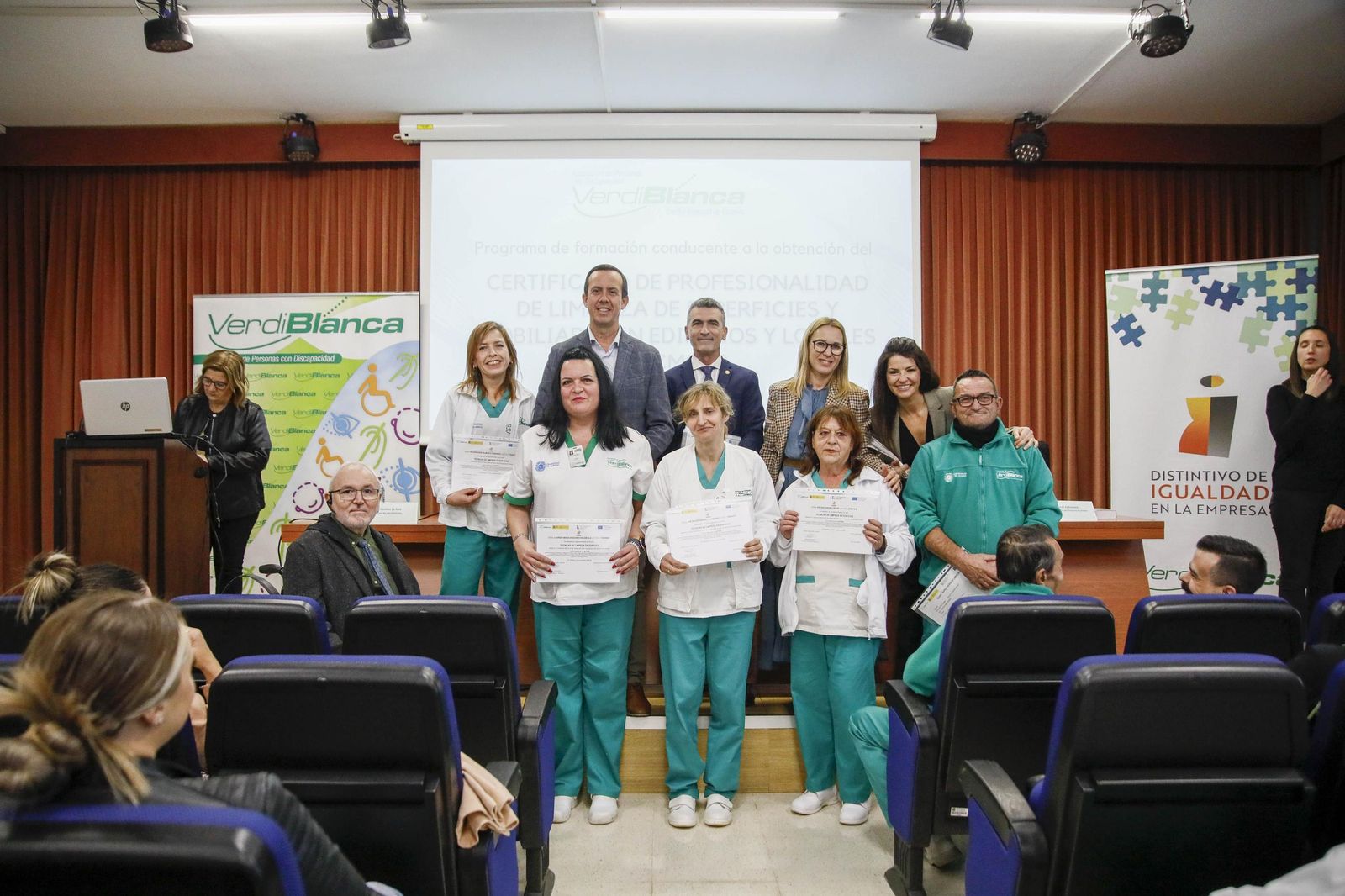 Imágenes de la enterga de certificado de profesionalidad de limpieza de superficies y mobiliarios de VerdiBlanca en la Universidad de Almería