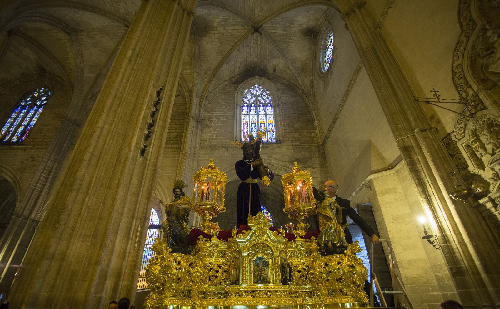 El paso de las hermandades de la Madrugada por la Catedral de Sevilla