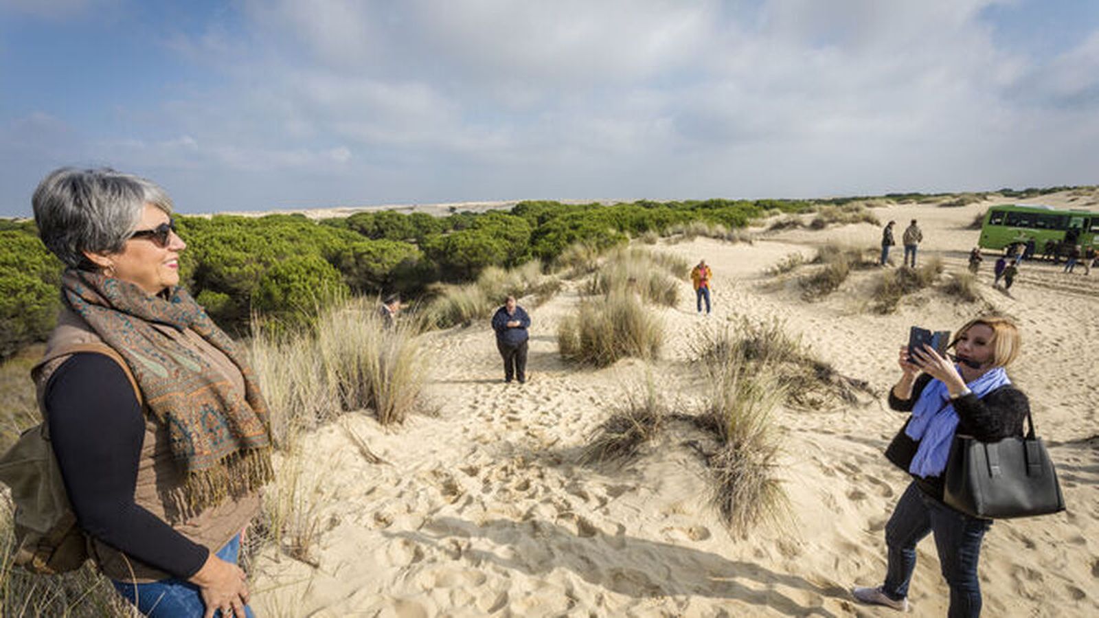 Visitantes fotografiándose en el Parque Nacional de Doñana.