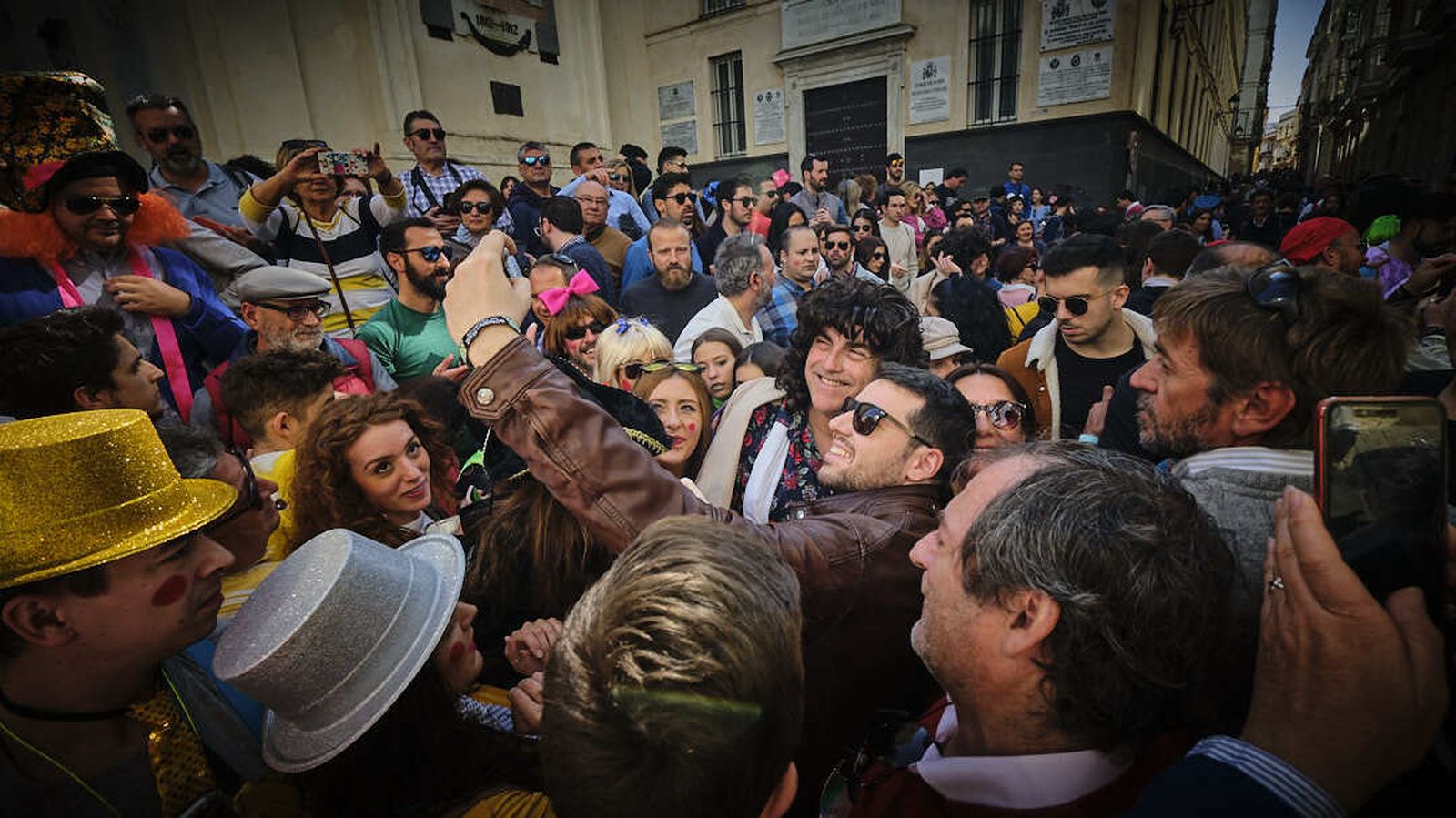 Aficionados intentando inmortalizar el momento junto a El Selu.