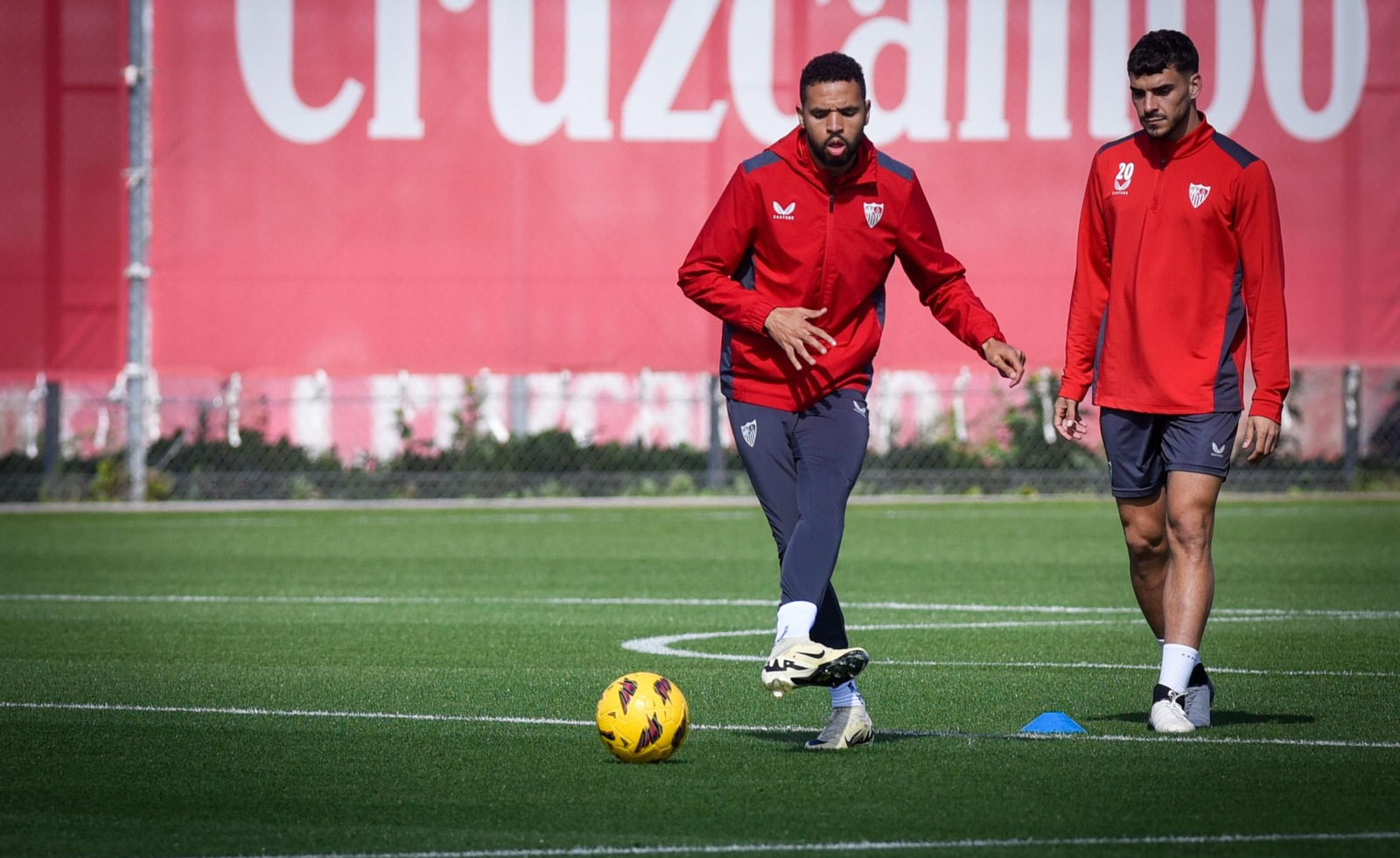 En-Nesyri, en un ensayo de jugadas ofensivas junto a Isaac.