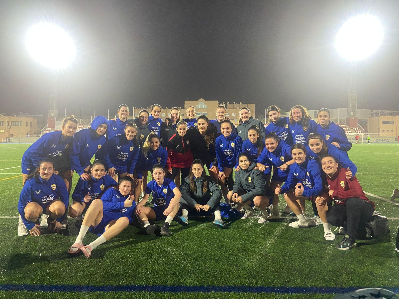 La plantilla del conjunto rojiblanco posa con Marta después del entrenamiento del lunes.