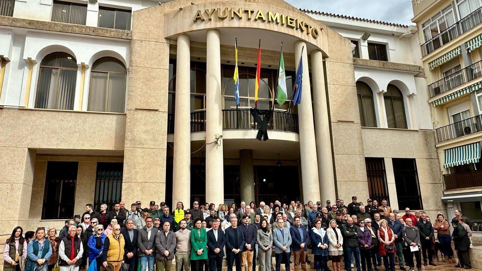 Minuto de silencio frente al consistorio del Rincón de la Victoria.