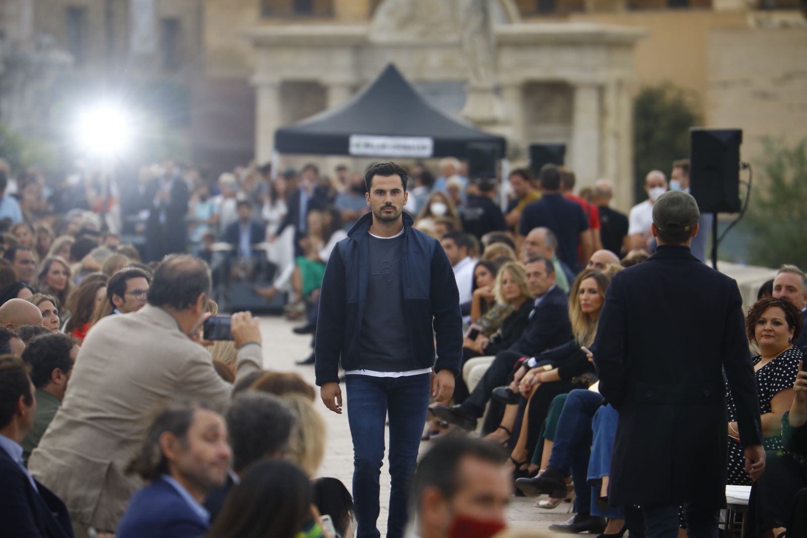 El desfile de Silbon por el Puente Romano de Córdoba, en imágenes