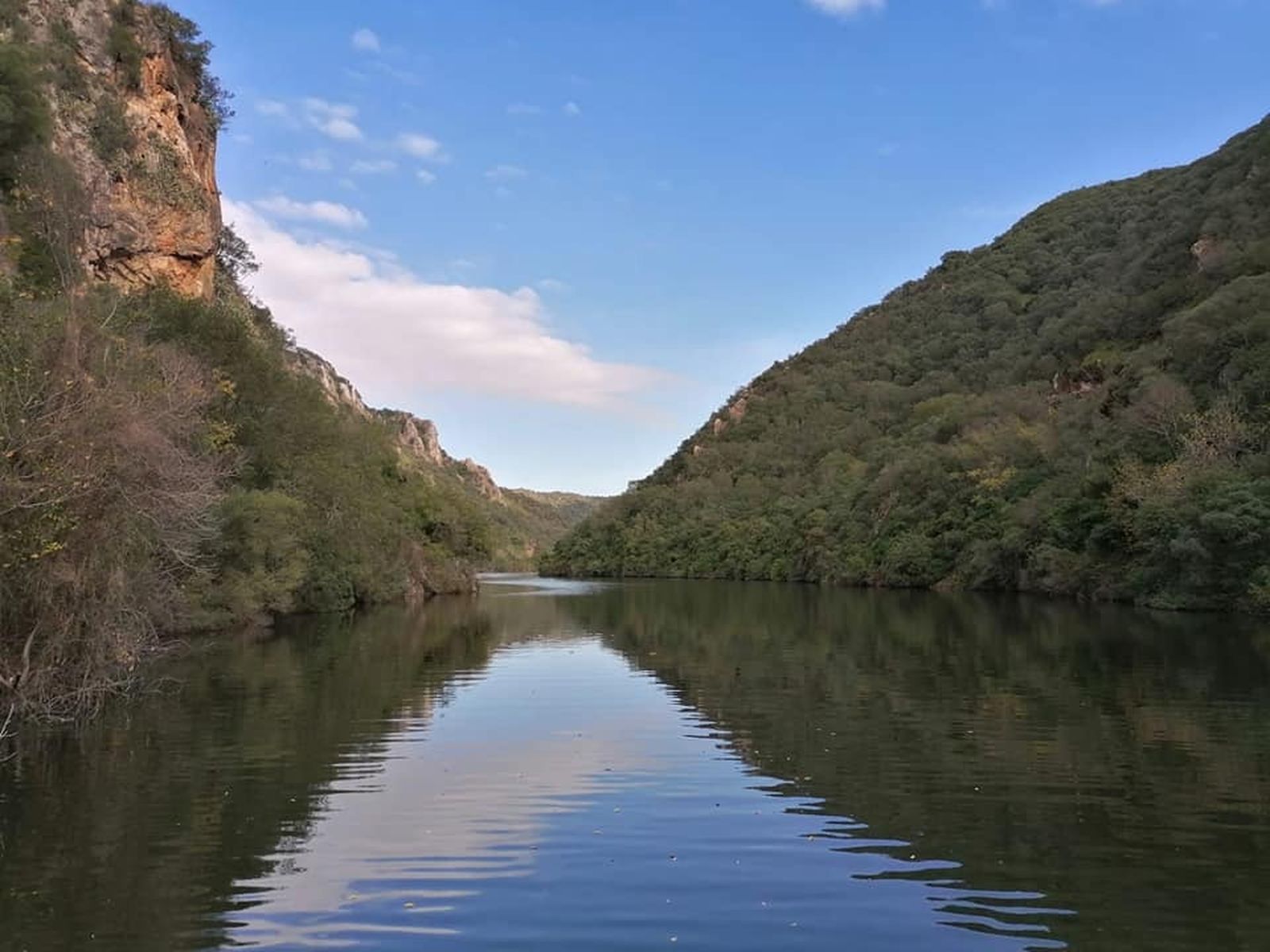 La llegada del nuevo barco solar a Hornachuelos, en fotografías