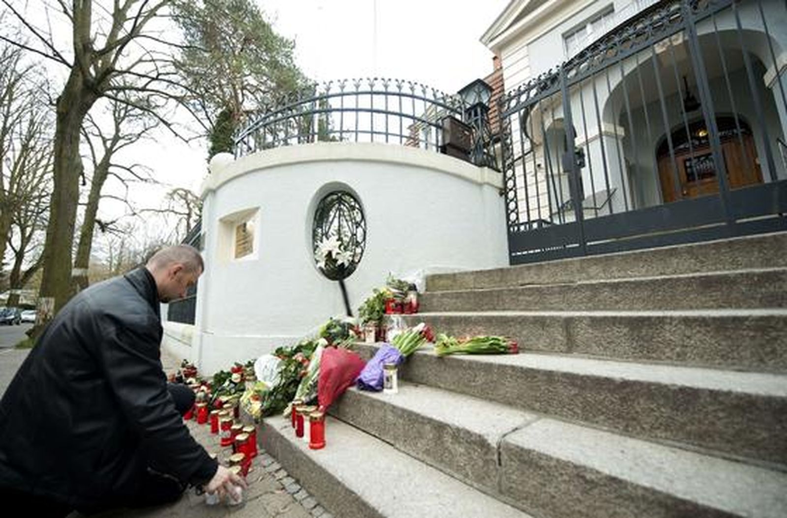 El presidente de Polonia, Lech Kaczynski, y otras 95 personas, entre ellos más de una veintena de altor cargos políticos y militares, mueren en un accidente aéreo. / Reuters