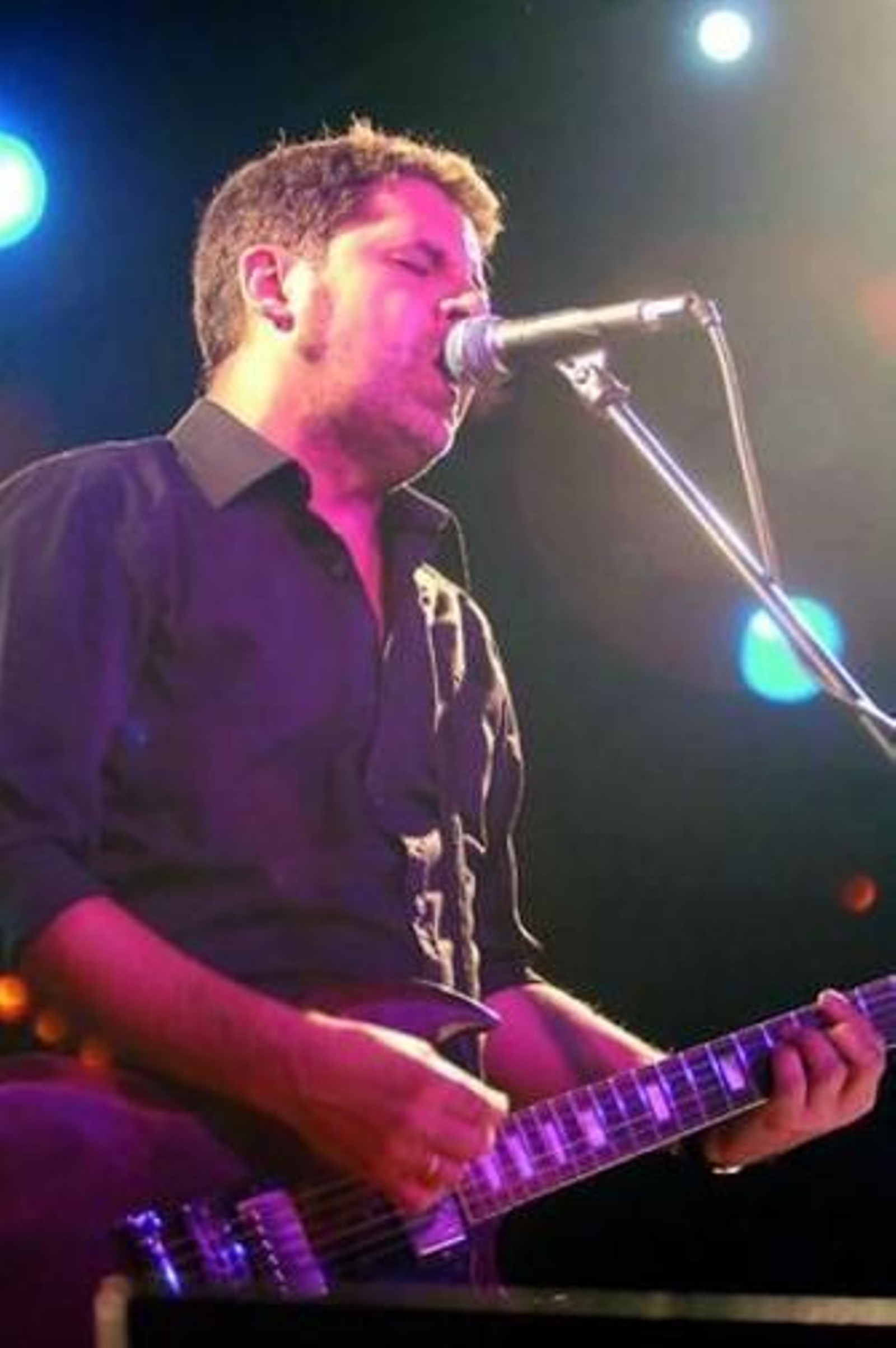 1. El Centro Nevada, que lleva paralizado por orden judicial desde el año 2006, en fotografía captada el pasado febrero. 2. José Ignacio Lapido, durante un concierto en la sala El Tren.  3. Miguel Ángel del Arco, en una visita al Nevada, al que en otro escrito calificó como "leviatán de cemento en la Vega".  Fotos: J. O. / P. D. / M. R.