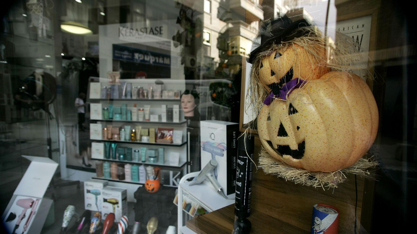 Una tienda de Almería decorada con las calabazas de Halloween.