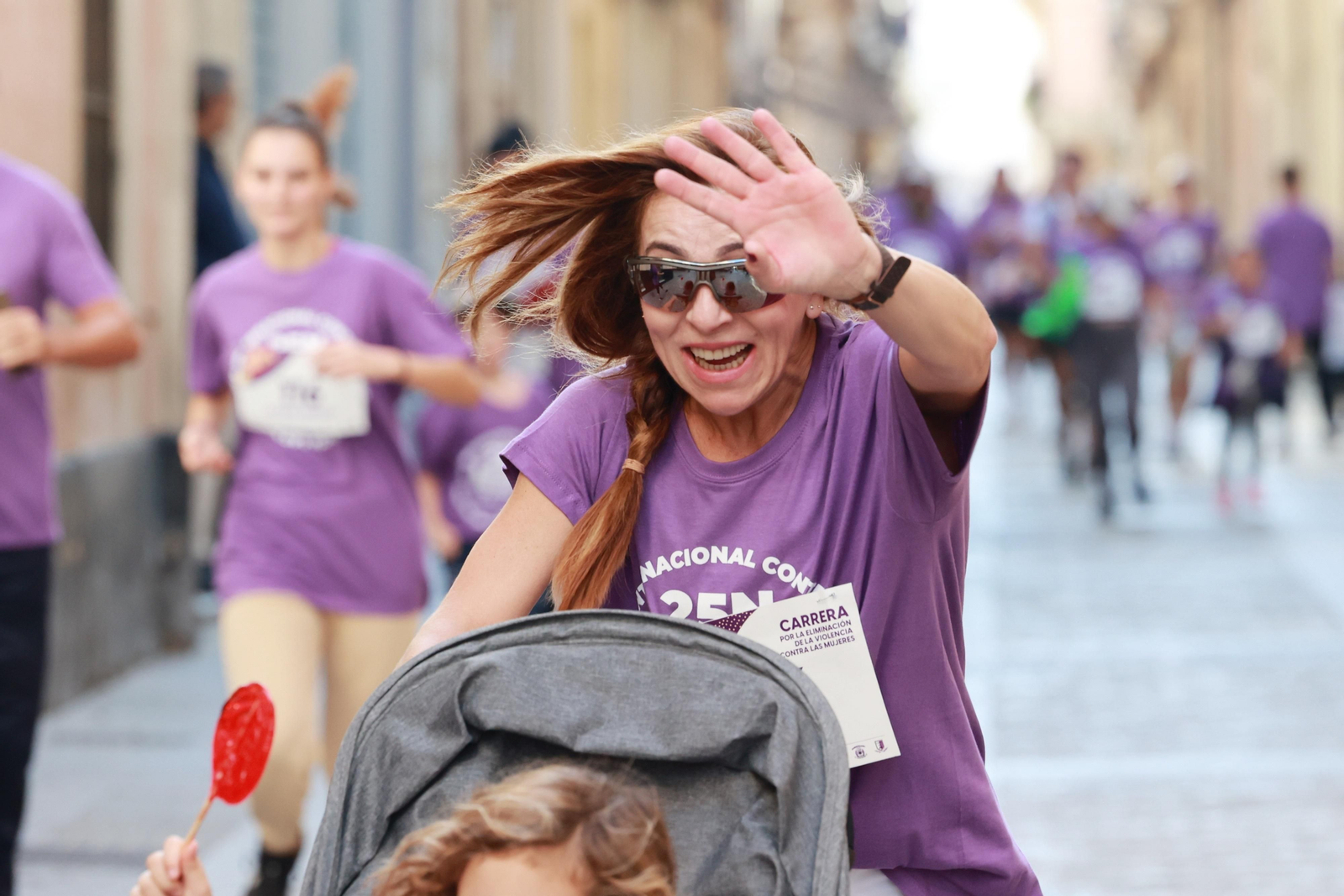 Todas las imágenes de la carrera contra la violencia de género en Cádiz