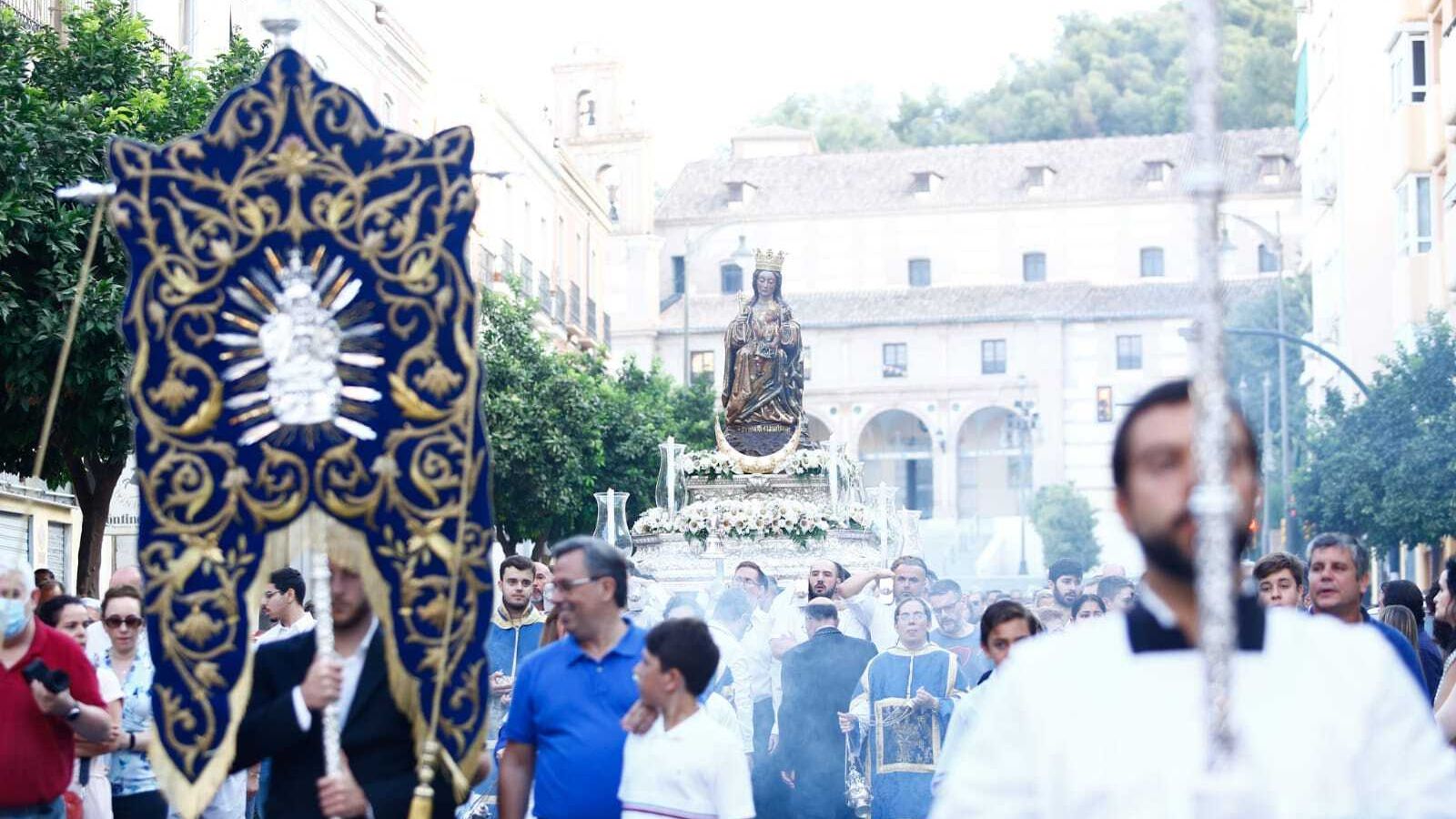 La Virgen en la calle Compás de la Victoria, con el santuario detrás.