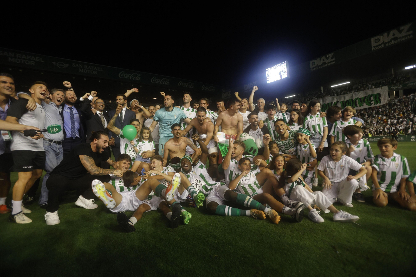 La plantilla del Córdoba CF celebra su ascenso en El Arcángel.