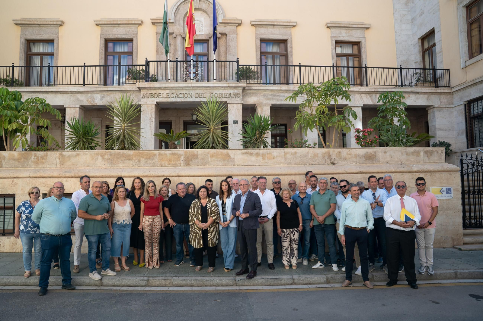 Alcaldes populares frente a la subdelegación del Gobierno.