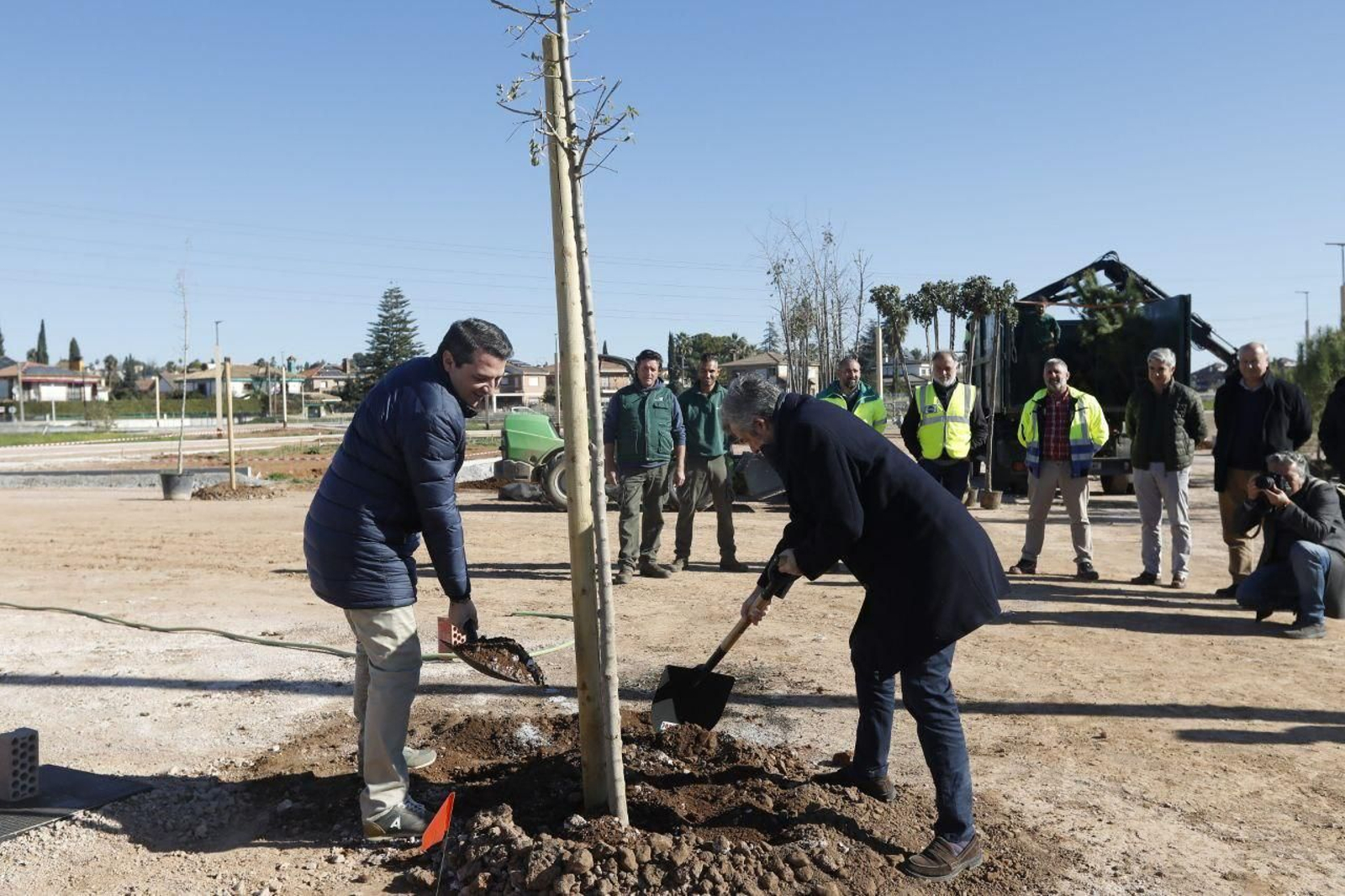 Bellido y Torrico plantan uno de los primeros árboles del parque de la Arruzafilla.