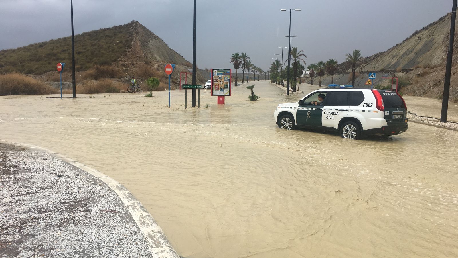 El agua se acumula cuando llueve en puntos como la Avenida de El Salar