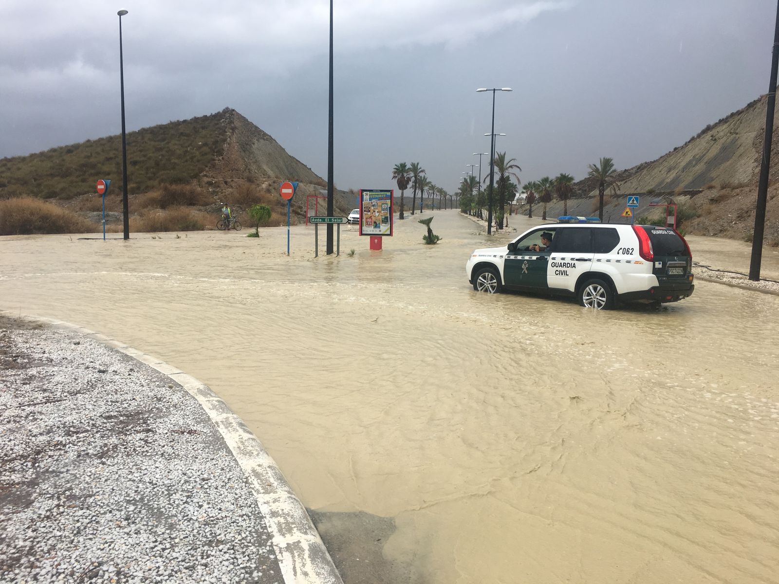 El agua se acumula cuando llueve en puntos como la Avenida de El Salar