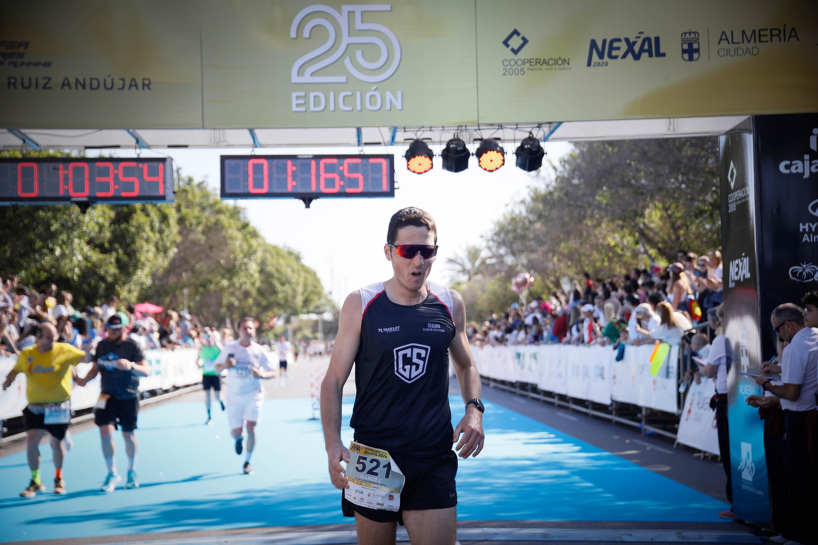 Imágenes de la llegada de la Media maratón Ciudad de Almería