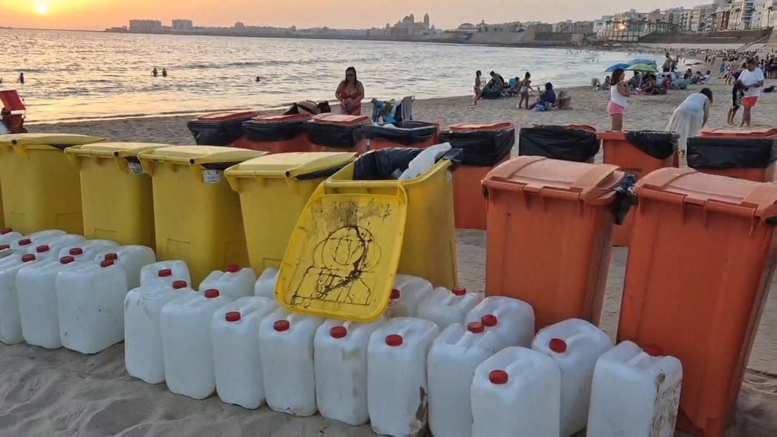 Restos de 'petaqueo' en la playa Santa María del Mar de Cádiz
