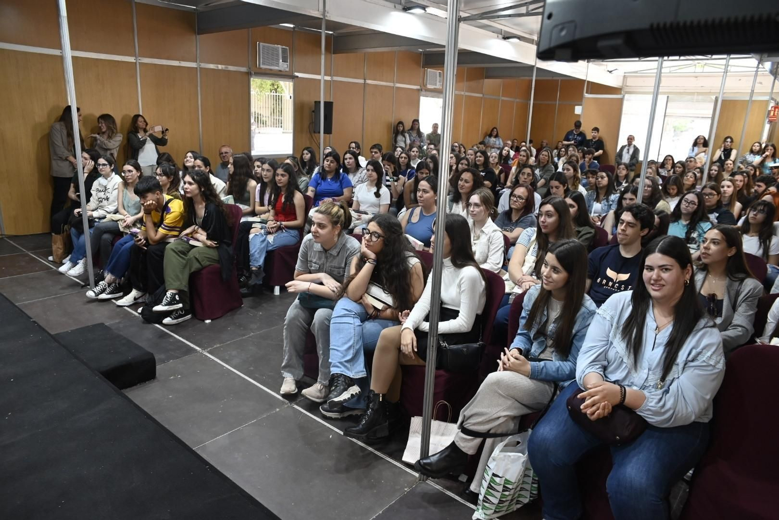 La multitudinaria presentación de Mercedes Ron en la Feria del Libro de Córdoba, en imágenes