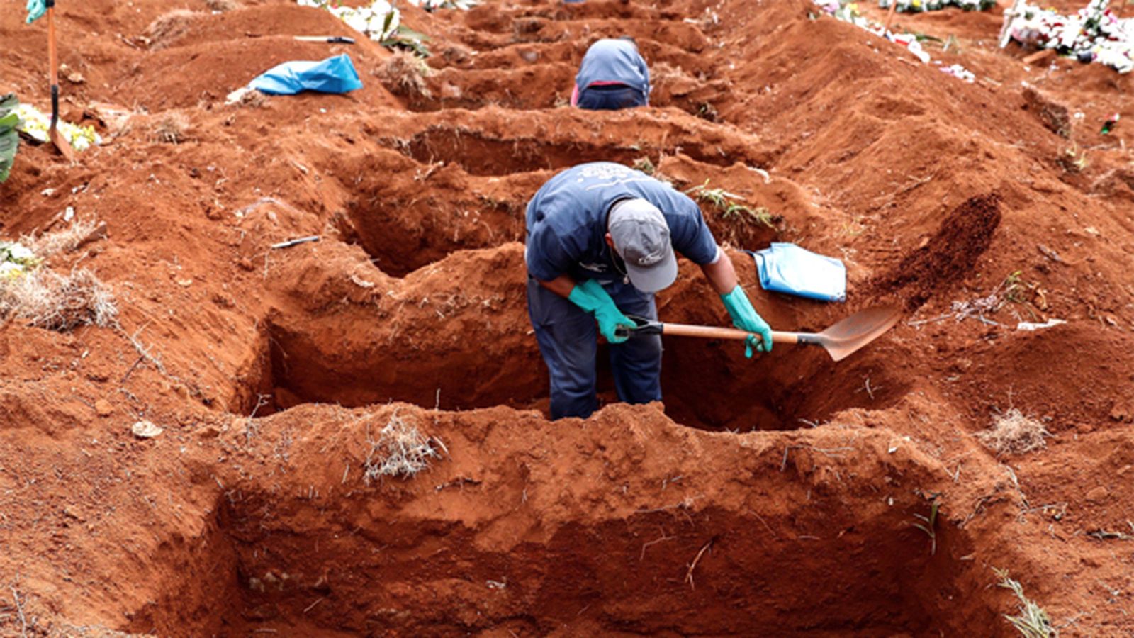 Sepultureros del cementerio de Vila Formosa, en Sao Paulo, el mayor de Hispanoamérica.