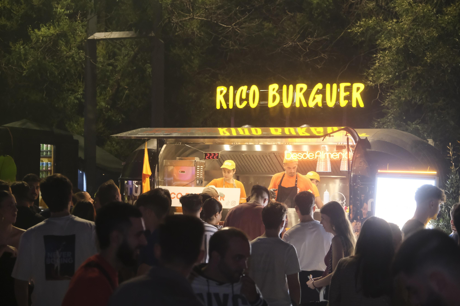 Neón y brasas en El Vial: el lleno absoluto de The Champions Burger en Córdoba Neón y brasas en El Vial: el lleno absoluto de The Champions Burger en Córdoba