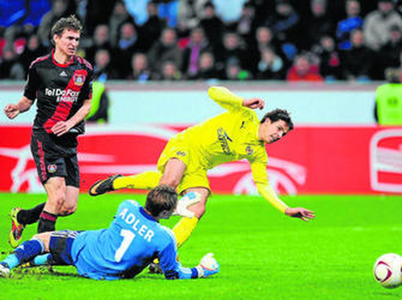 Nilmar supera al meta Adler y al defensa Schwaab para lograr el tercer gol.