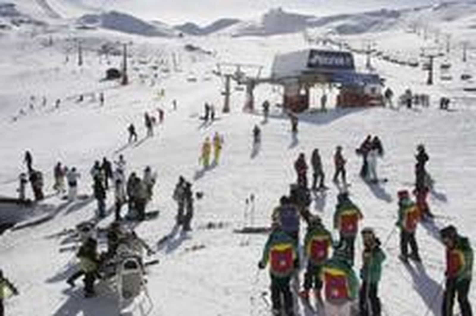 Jornada de altos saltos sobre la tabla de snow en Sierra Nevada