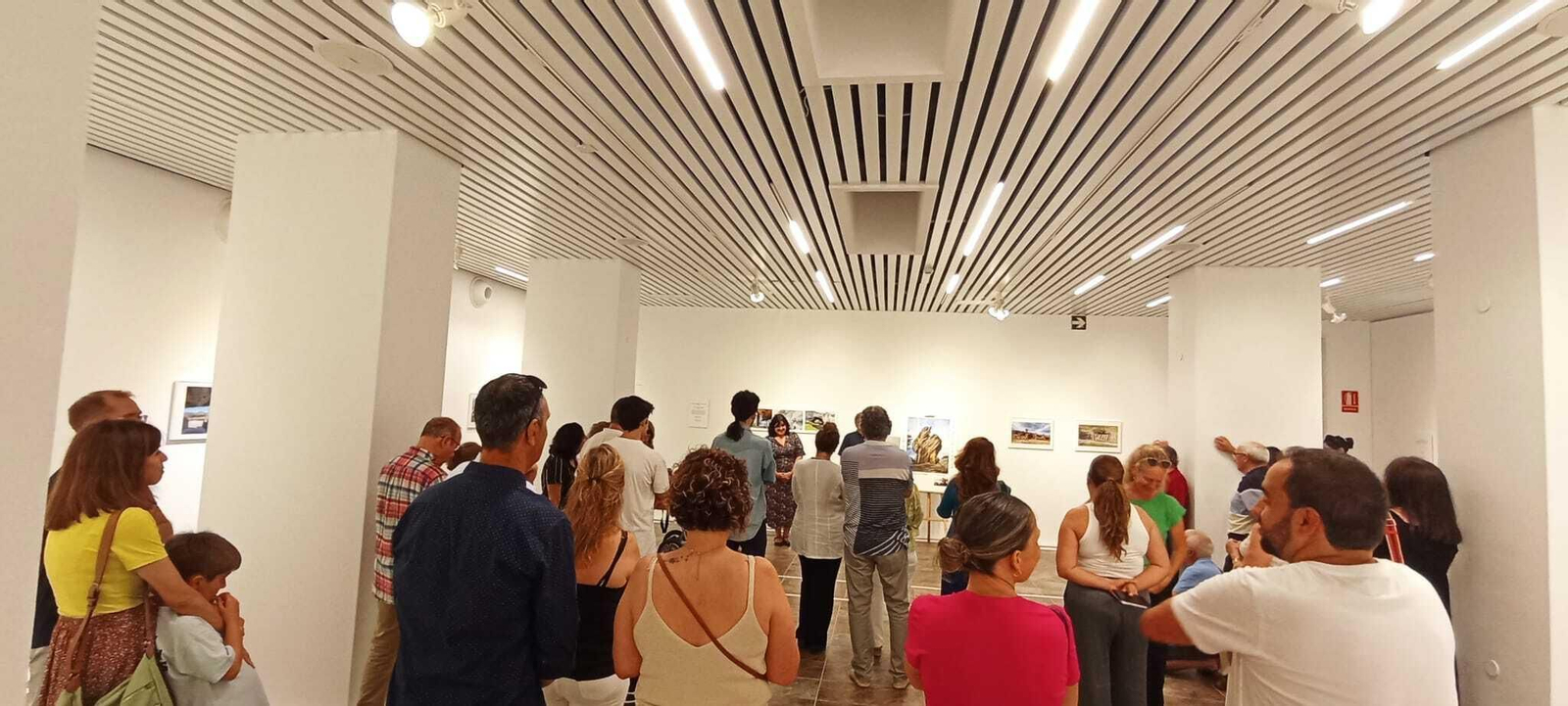 La exposición fotográfica 'Mensaje en piedra', en la inauguración.