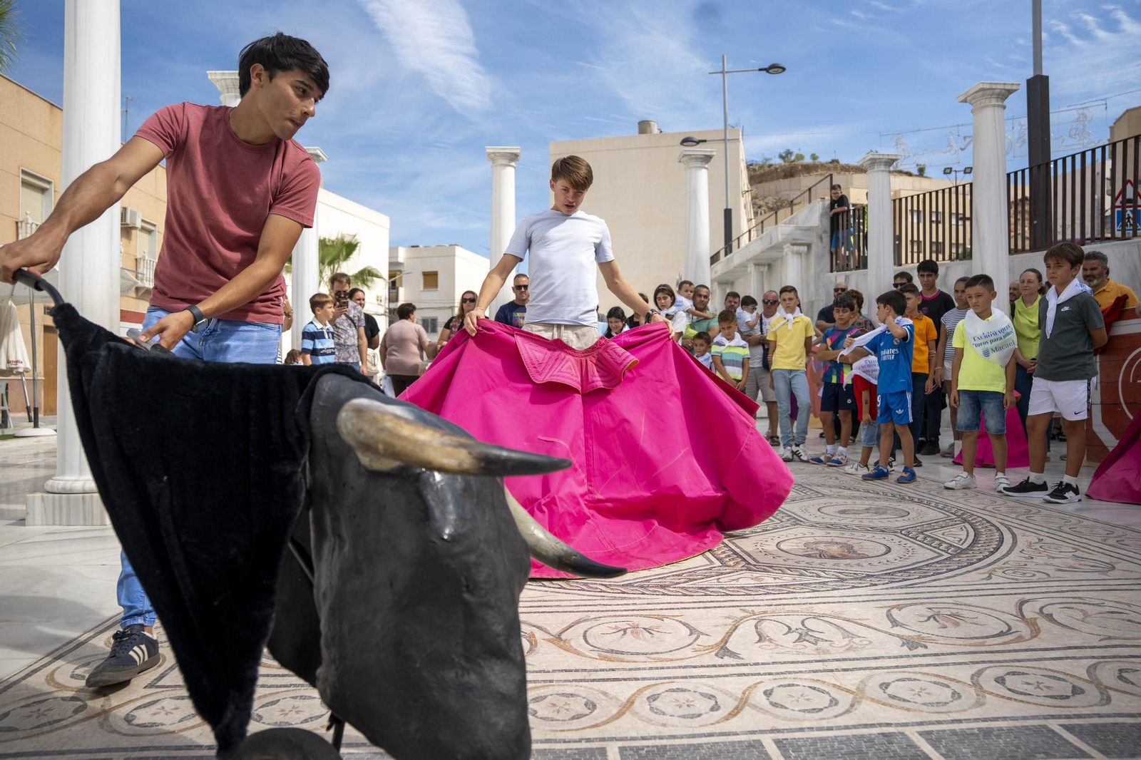 Las imágenes del taller de toros para niños y toro mecánico en Macael
