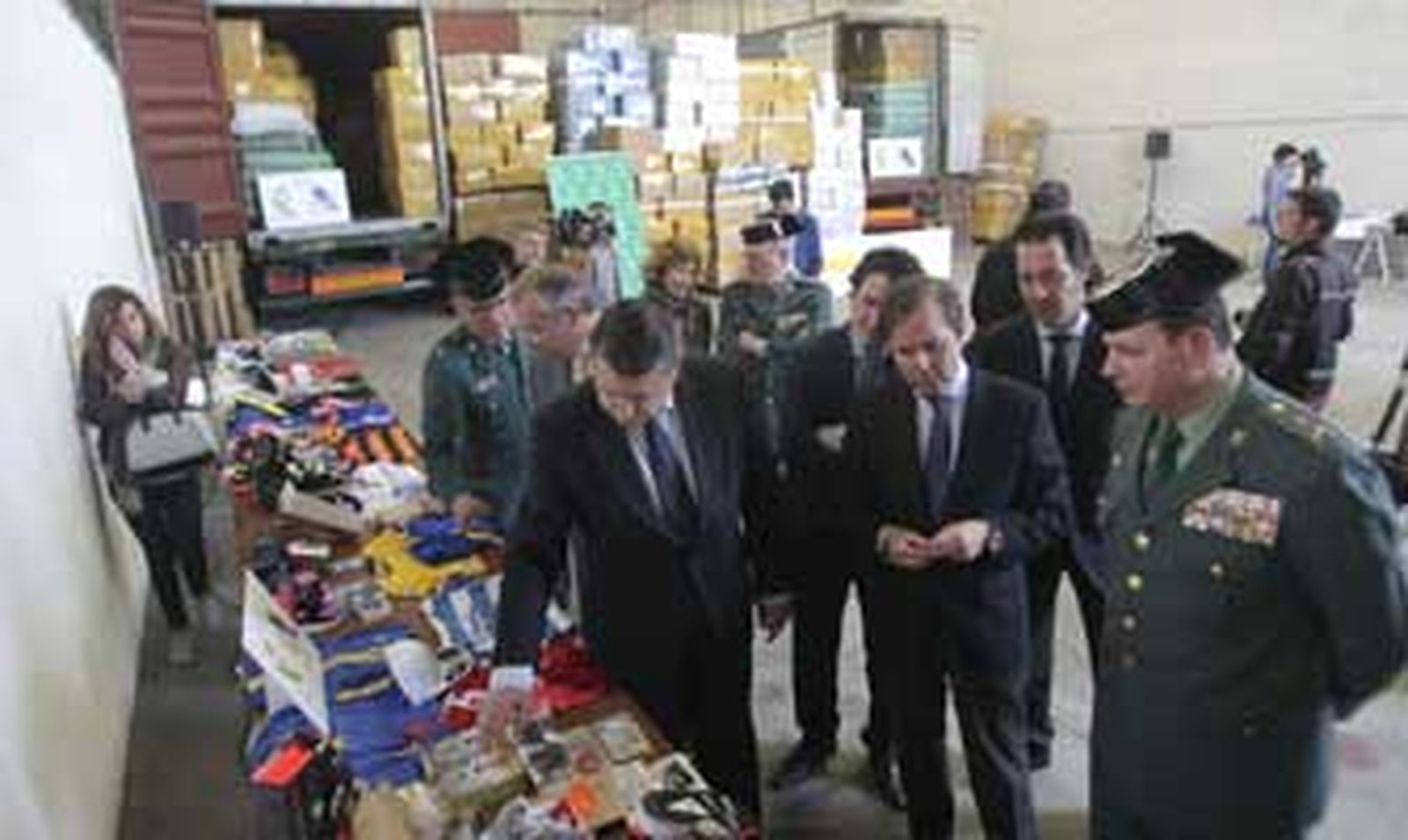 Sanz comprueba parte del material incautado. /Andrés Carrasco